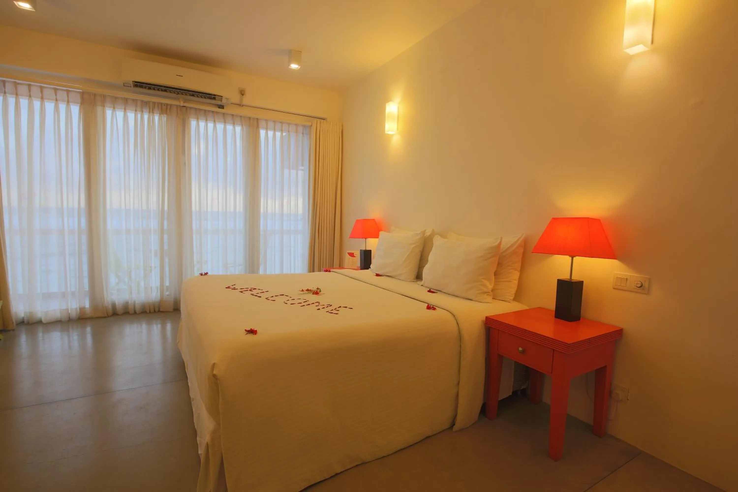 Photo of the whole room, Bed in Coral Rock by Bansei