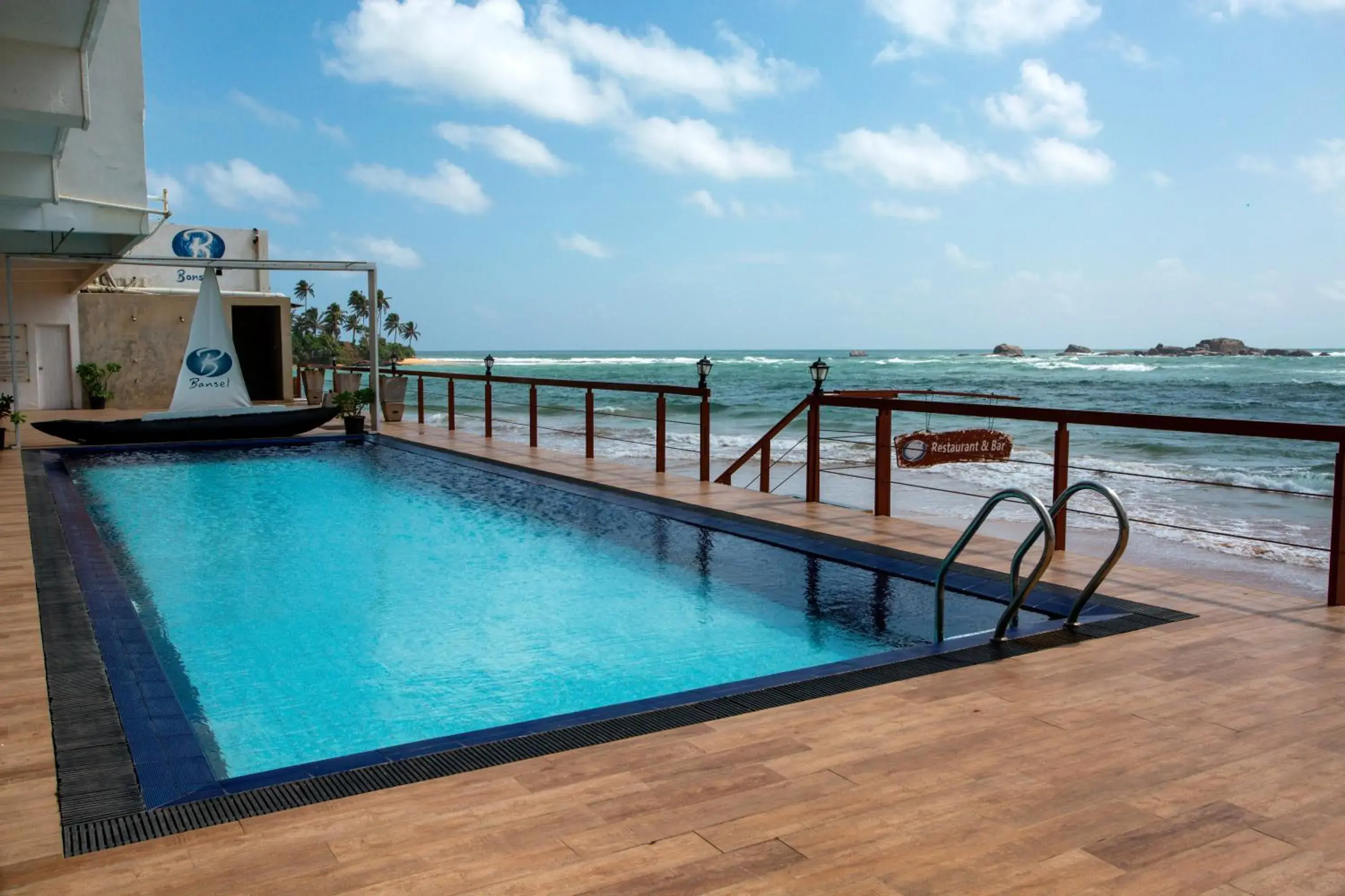 Swimming pool in Coral Rock by Bansei Swimming pool in Coral Rock by Bansei