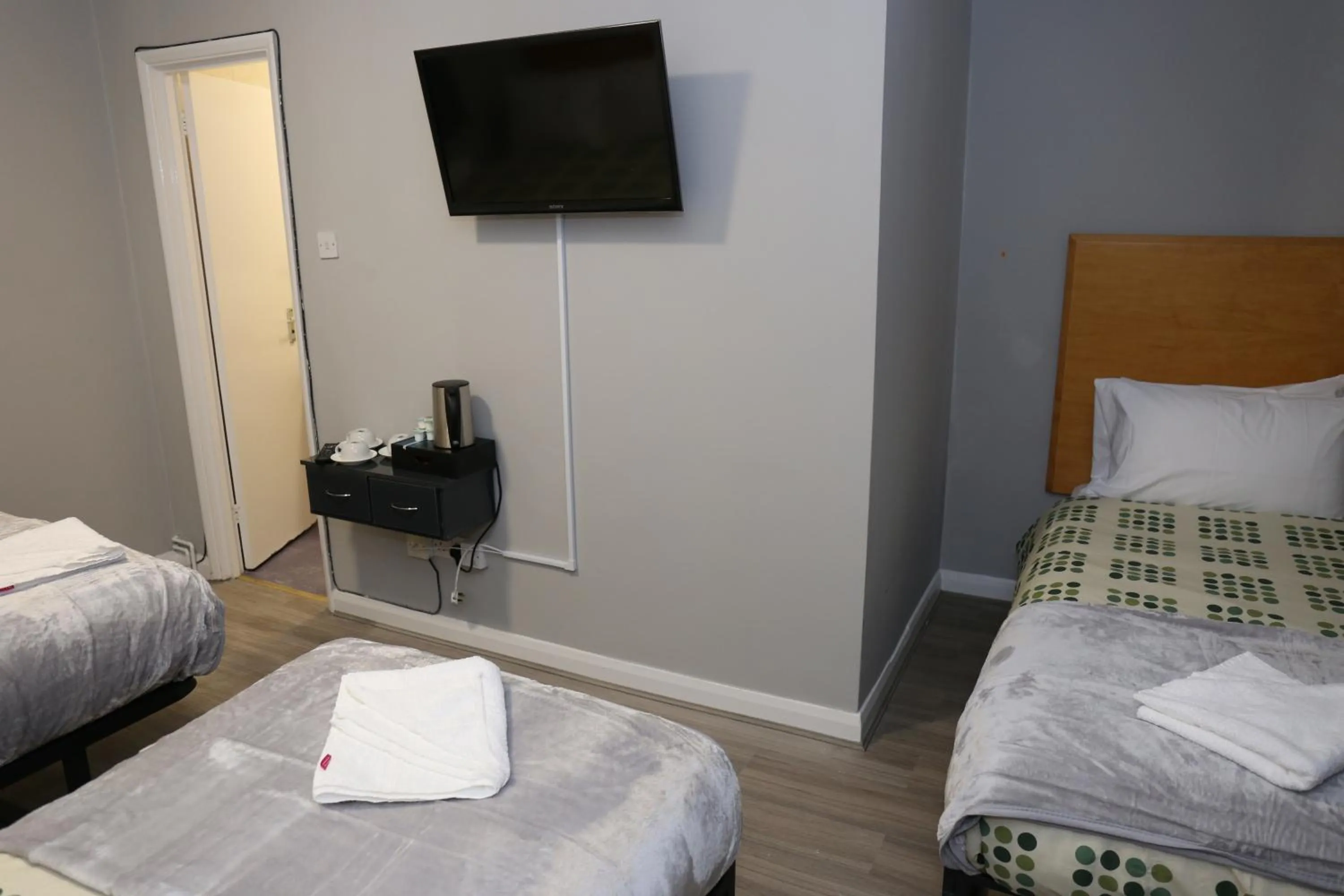 Communal lounge/ TV room, Bed in Elstree Inn