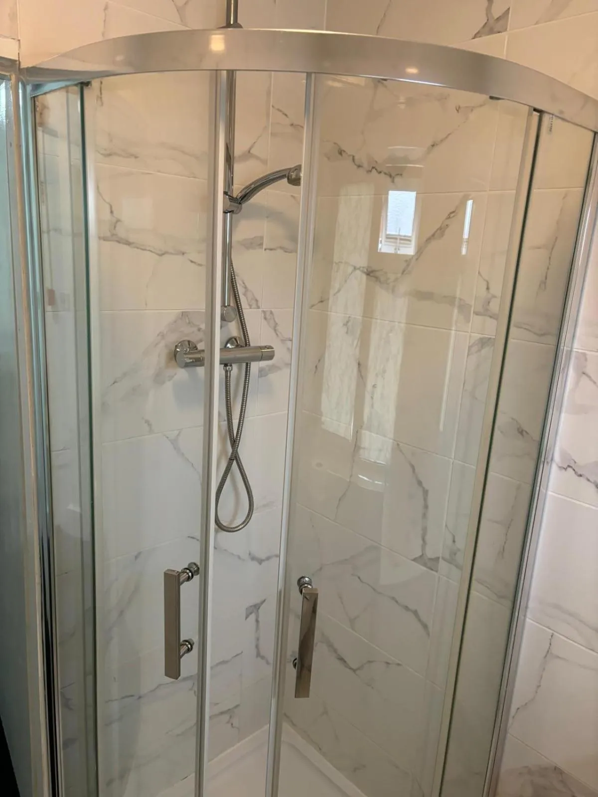 Shower in Elstree Inn