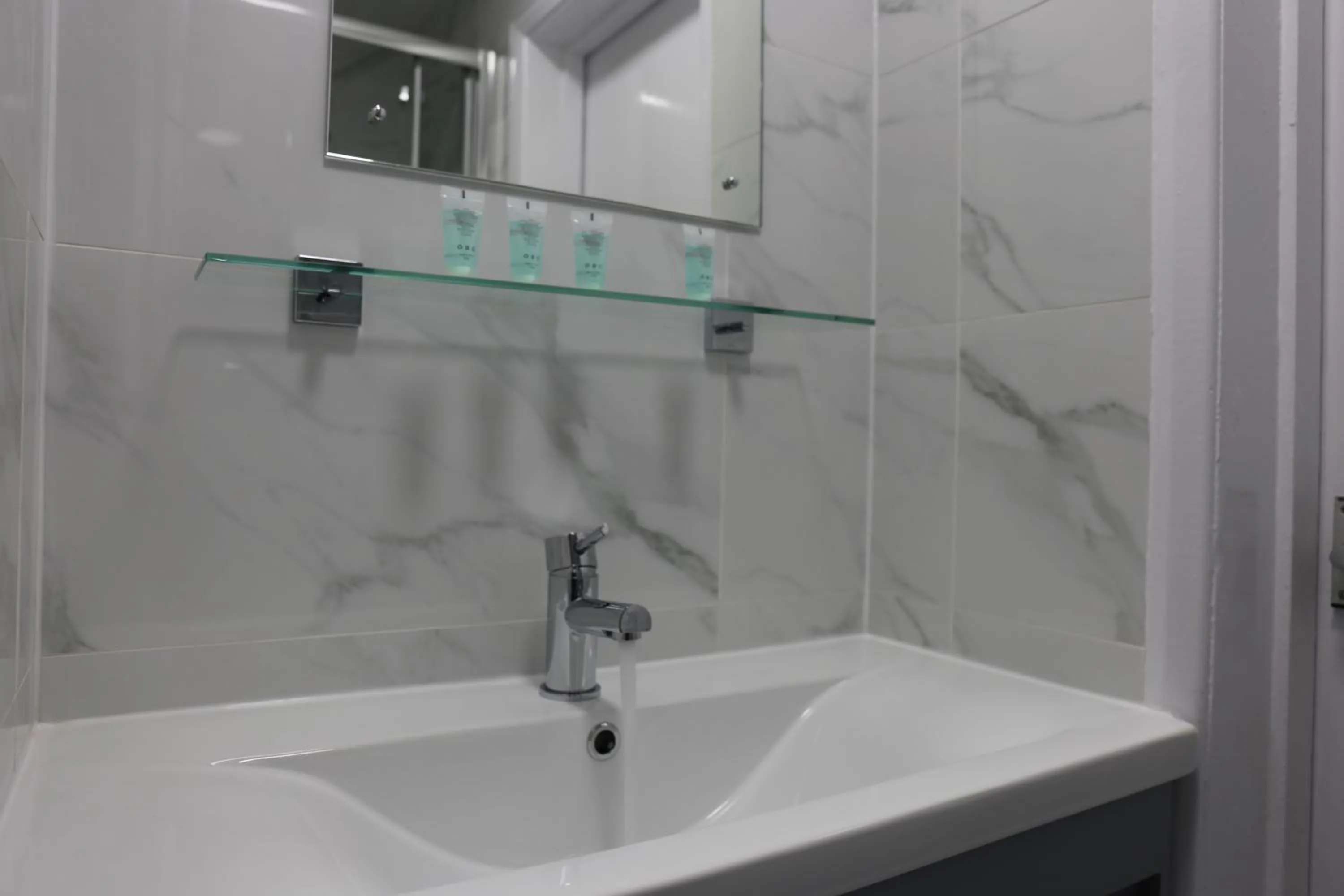 Bathroom in Elstree Inn