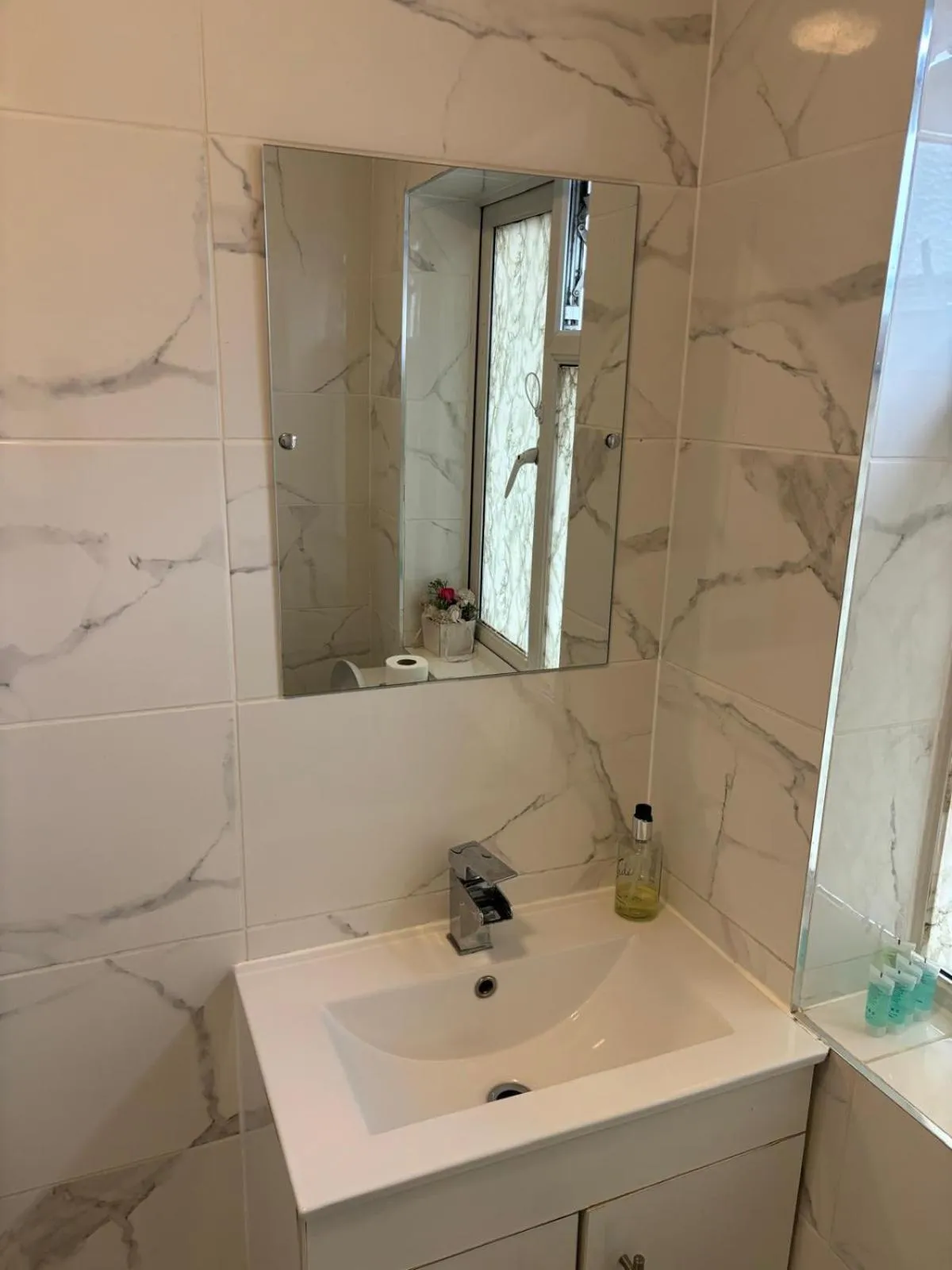 Bathroom in Elstree Inn