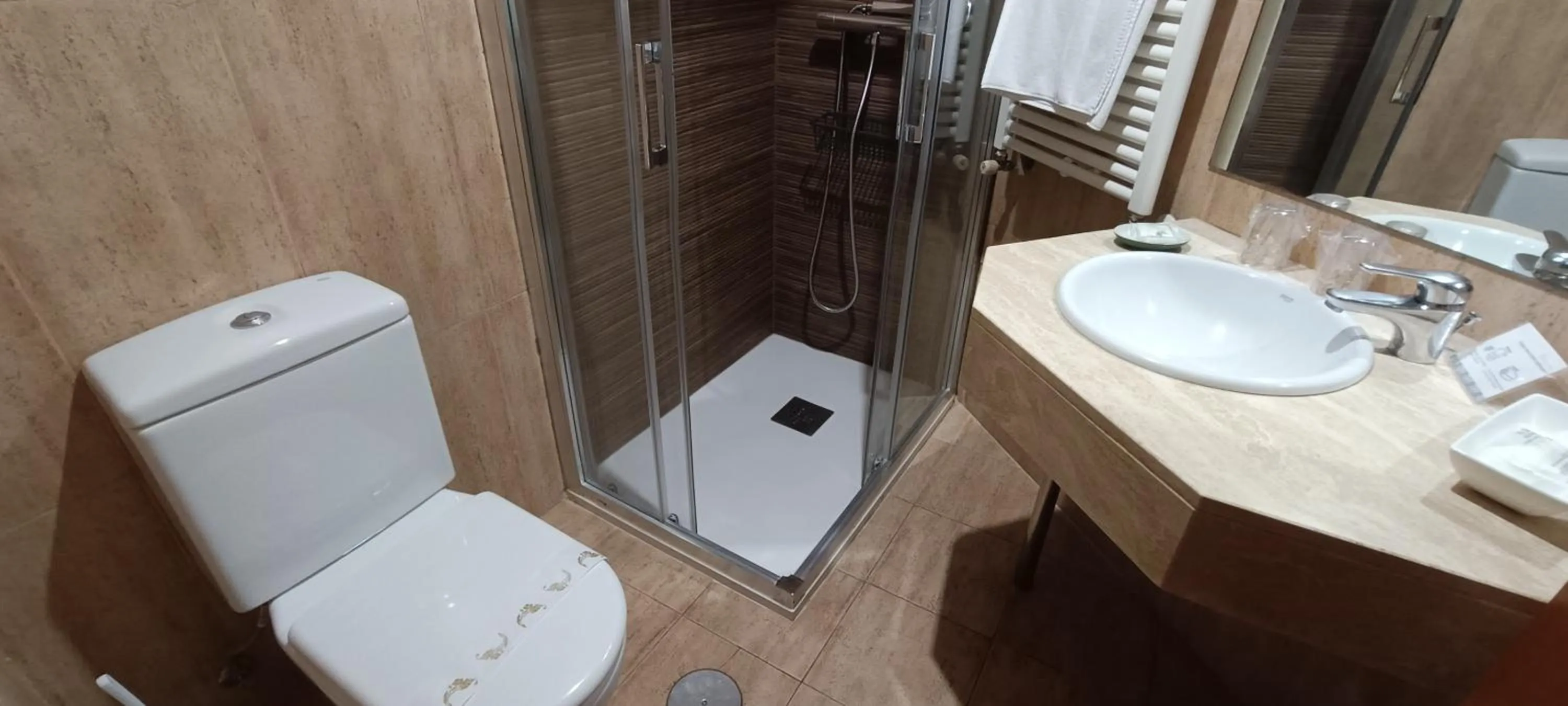 Shower in Hotel Santa Isabel