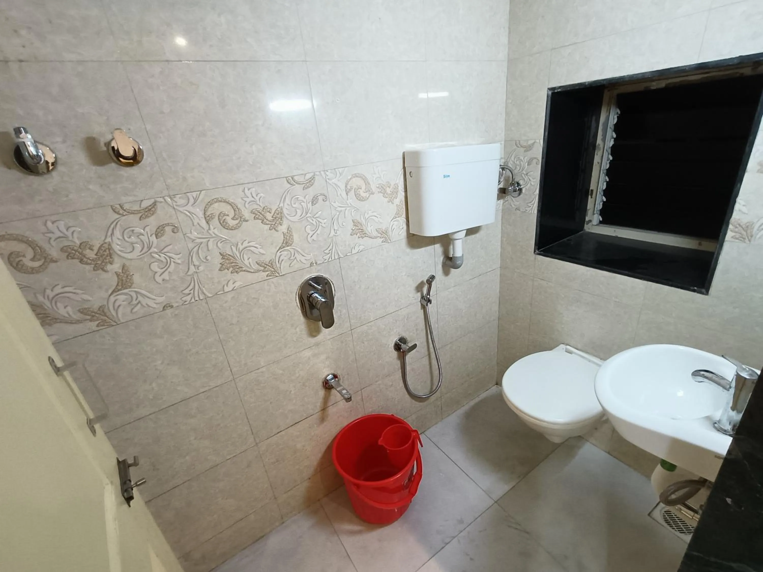 Shower in Hotel Platinum Residency Colaba