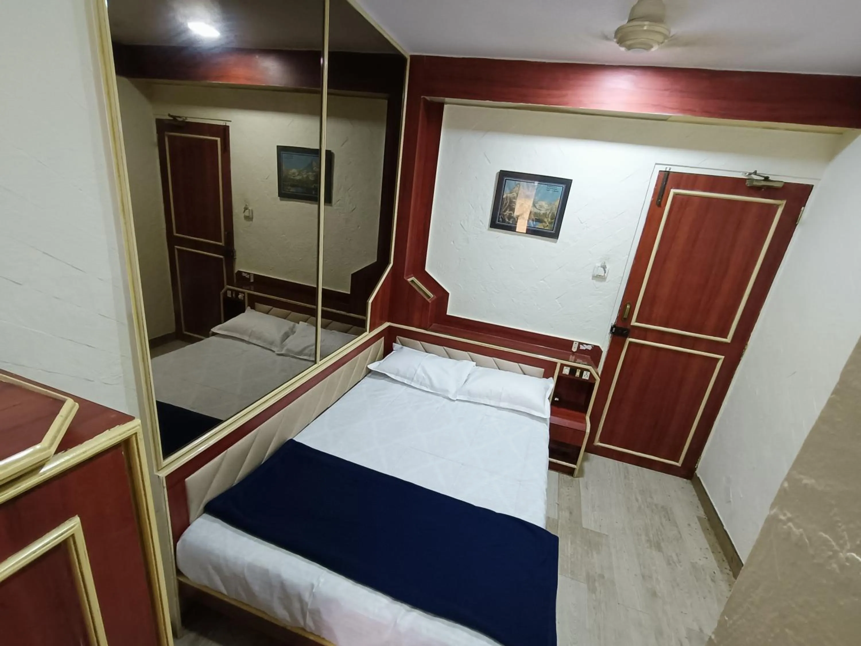 Bed in Hotel Platinum Residency Colaba