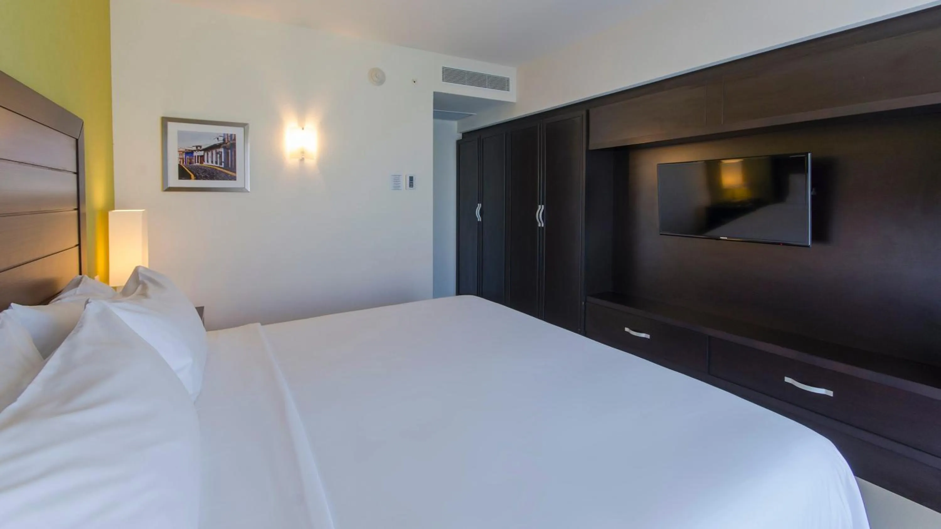 Bedroom in Holiday Inn Express Xalapa by IHG