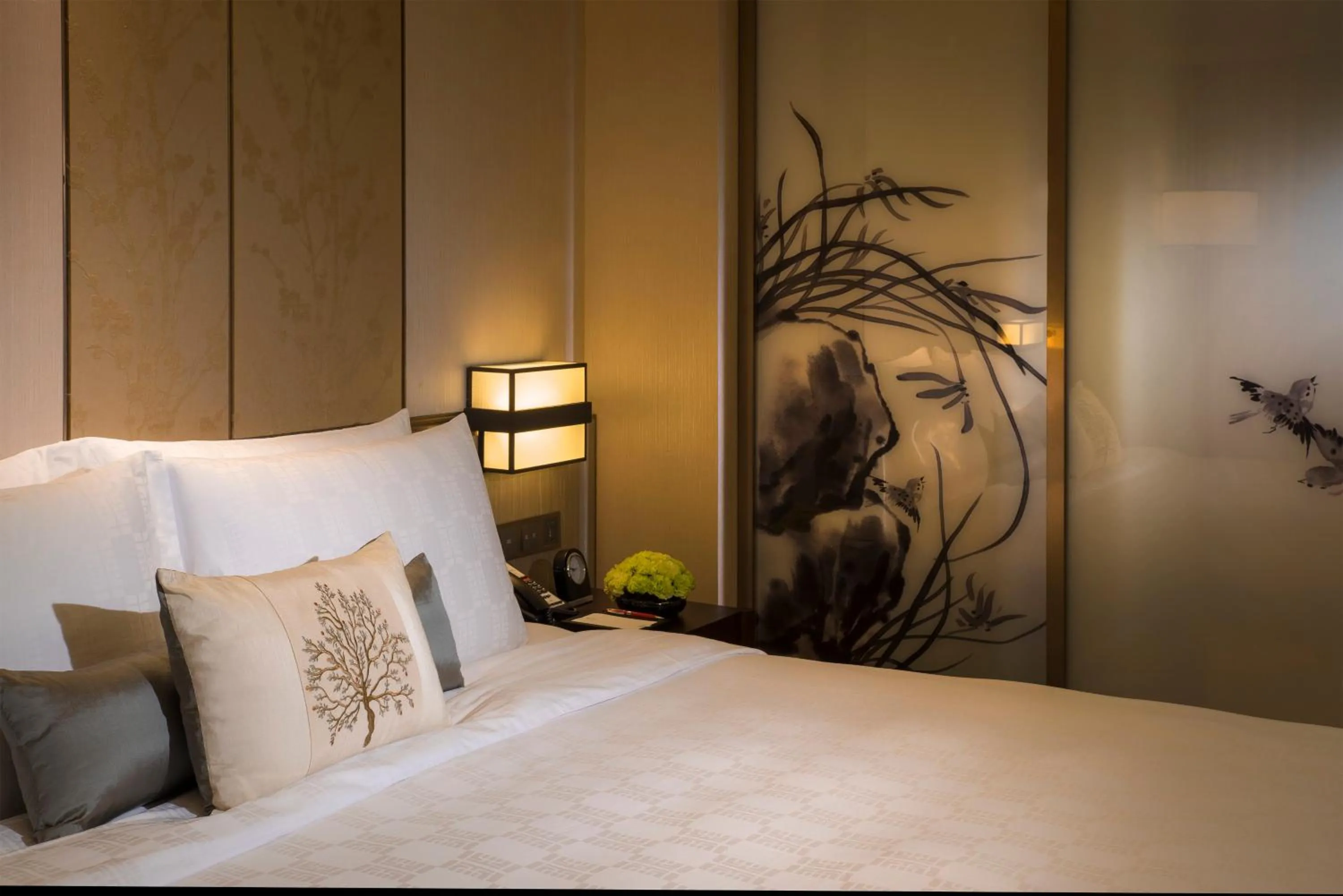 Photo of the whole room, Bed in HUALUXE Hotels & Resorts Nanchang High-Tech Zone, an IHG Hotel