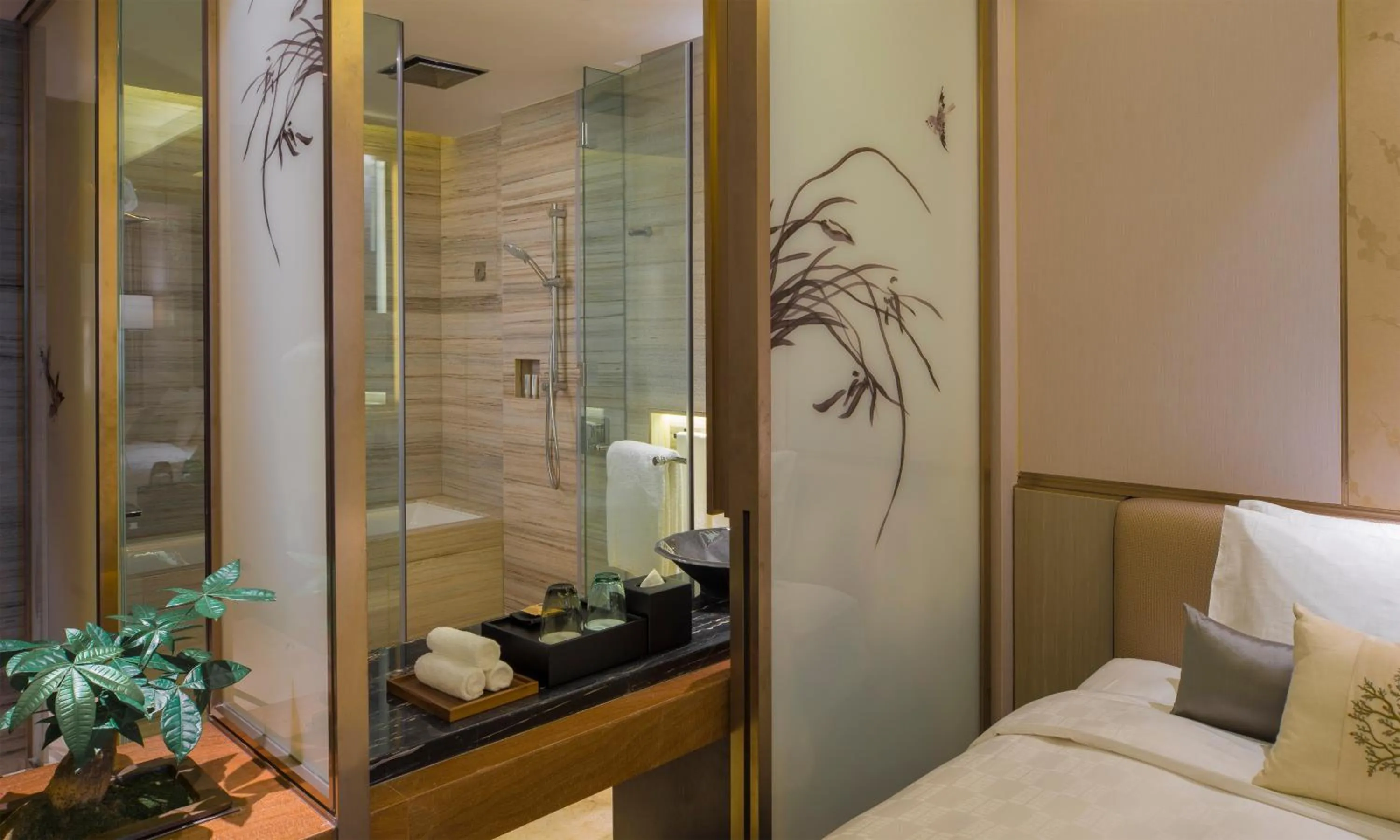 Bathroom, Bed in HUALUXE Hotels & Resorts Nanchang High-Tech Zone, an IHG Hotel