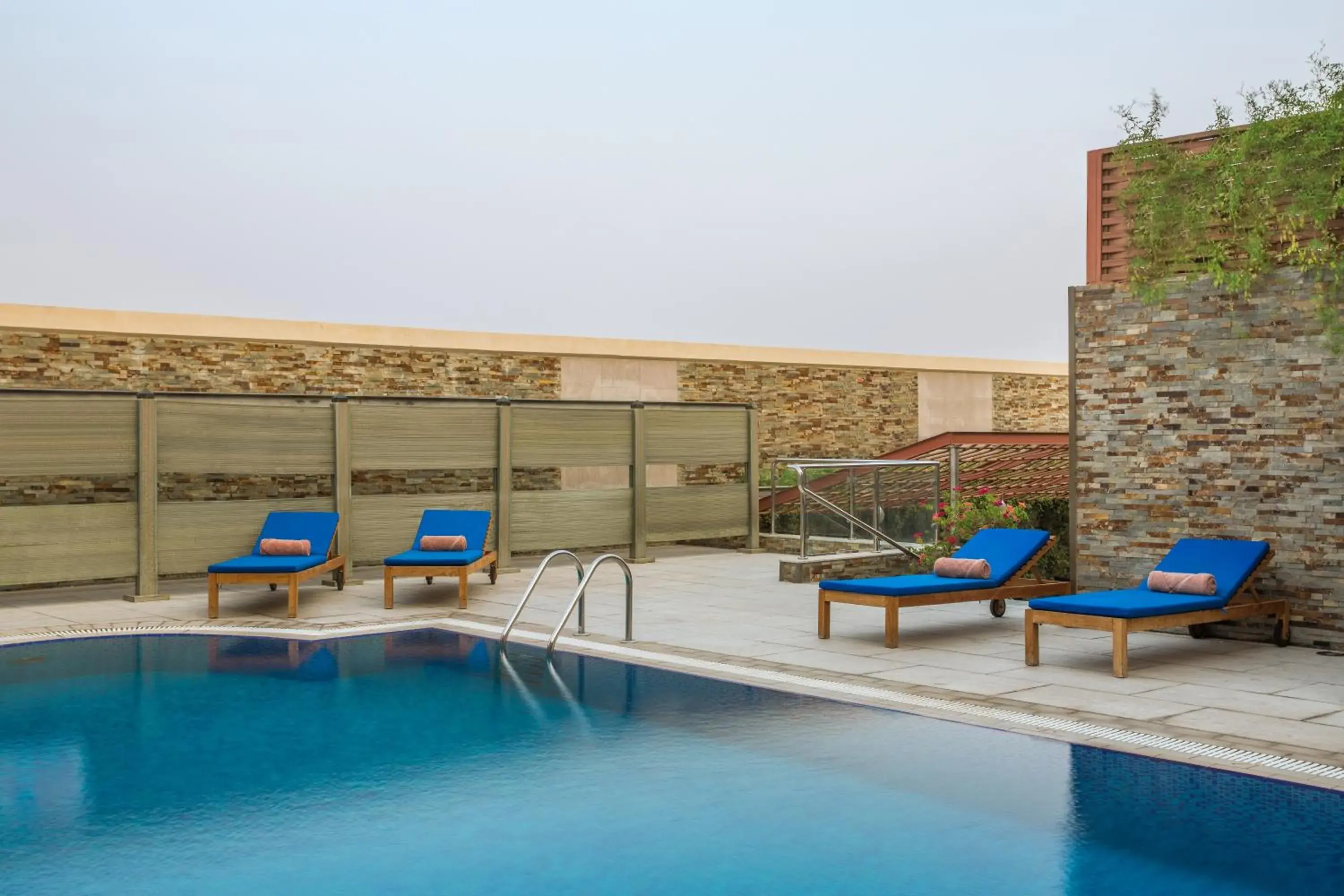 Swimming pool in Holiday Inn Jeddah Gateway by IHG Swimming pool in Holiday Inn Jeddah Gateway by IHG