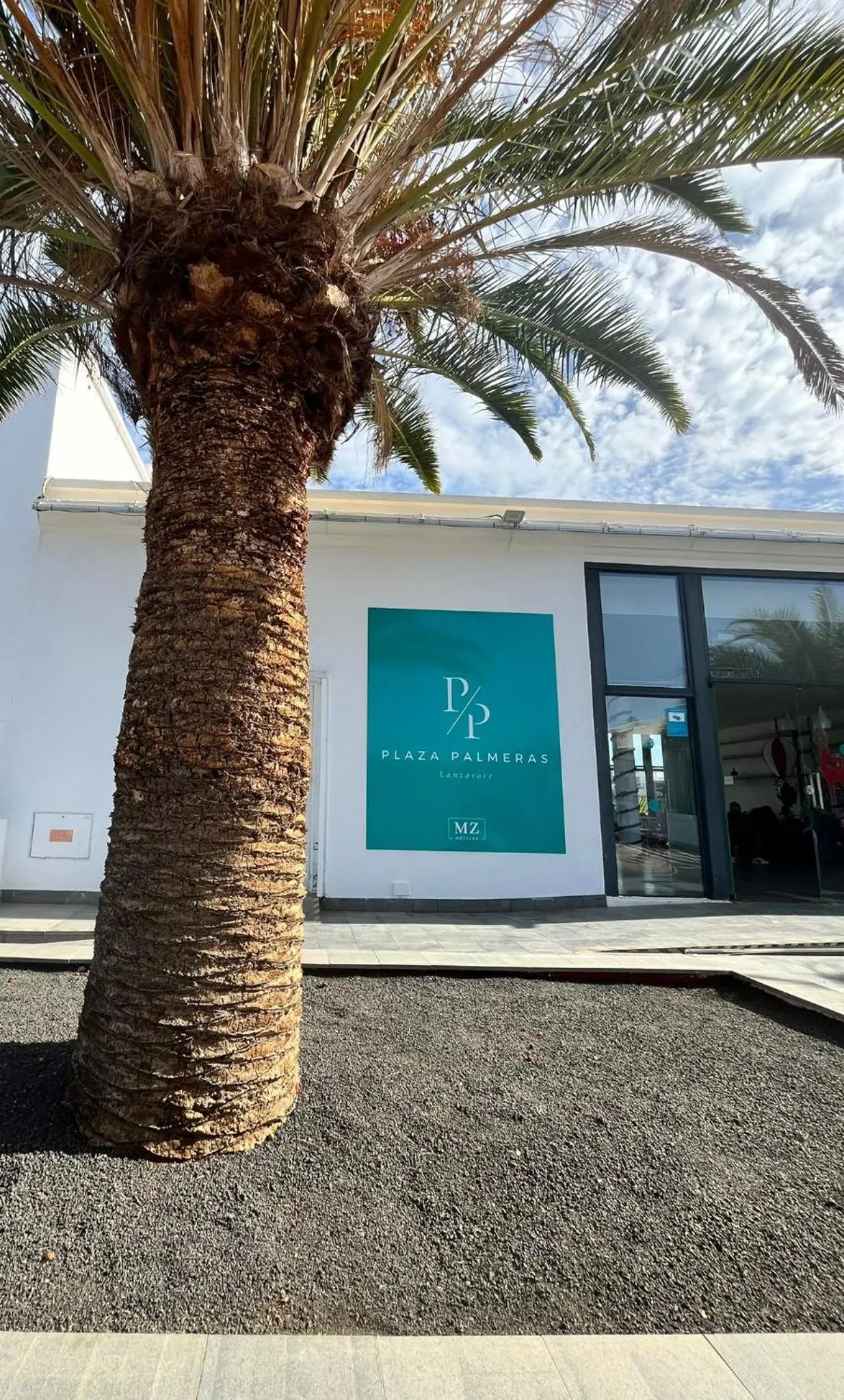 Property building in Hotel Plaza Palmeras