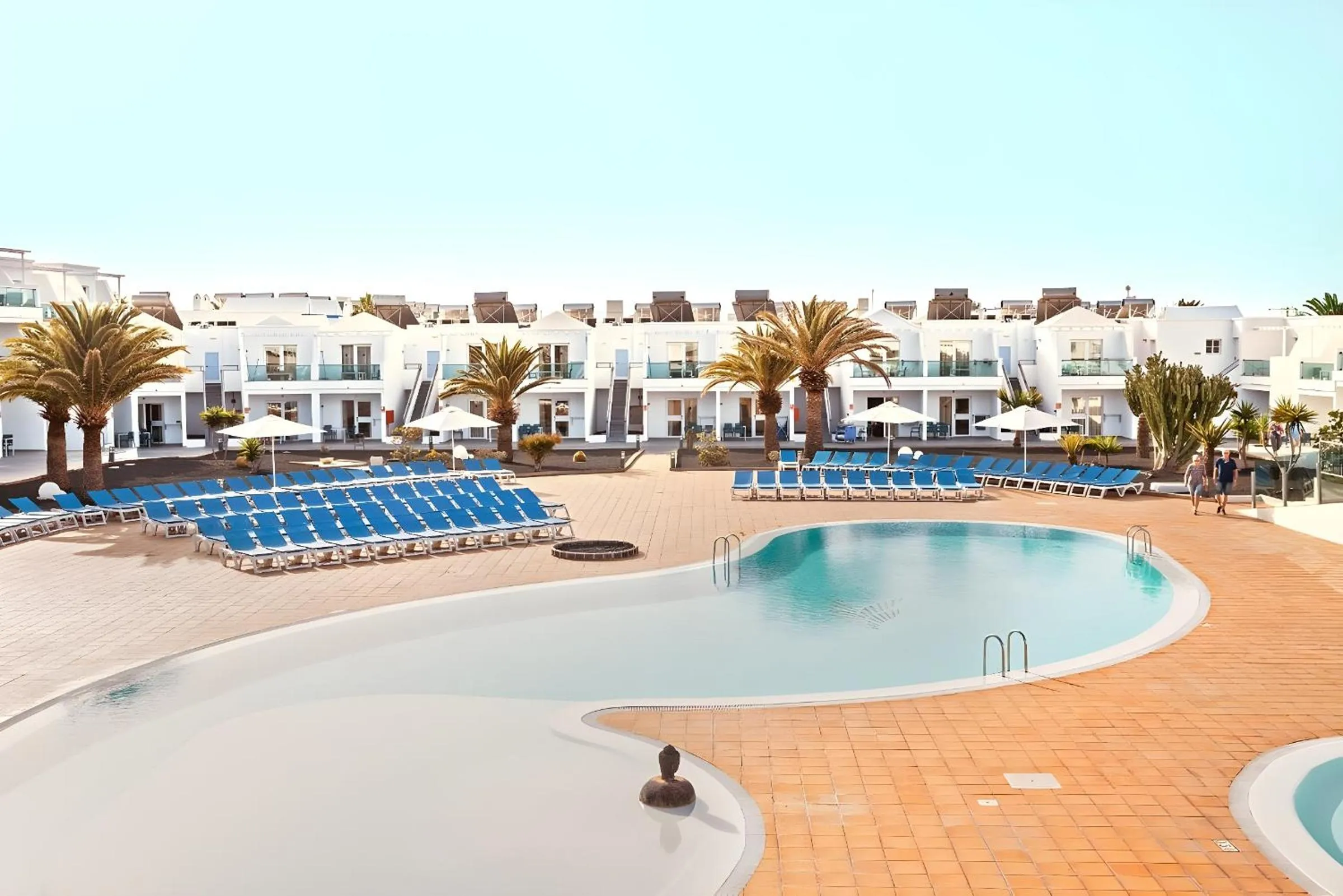 Swimming pool in Hotel Plaza Palmeras