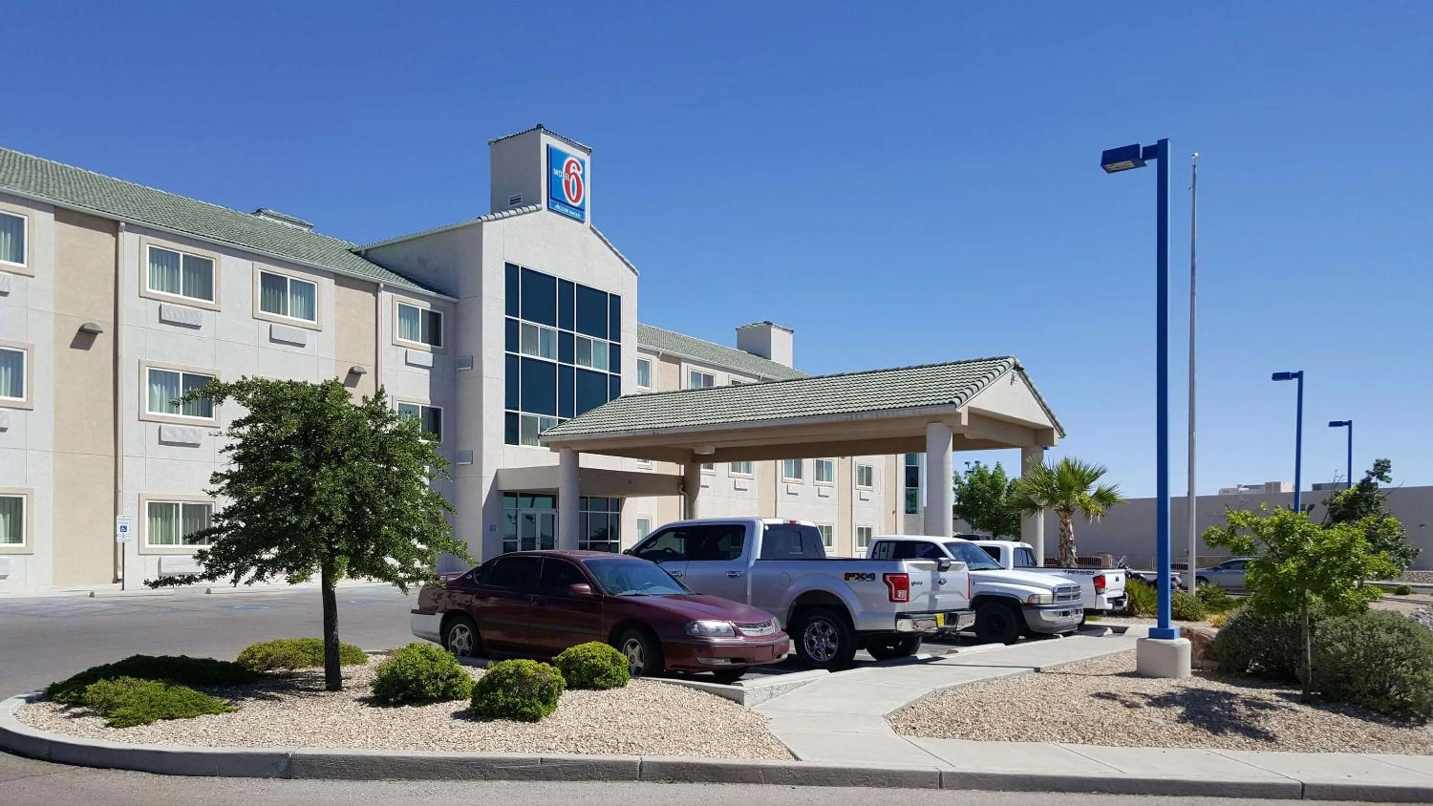 Property building in Studio 6 Las Cruces, NM Telshor