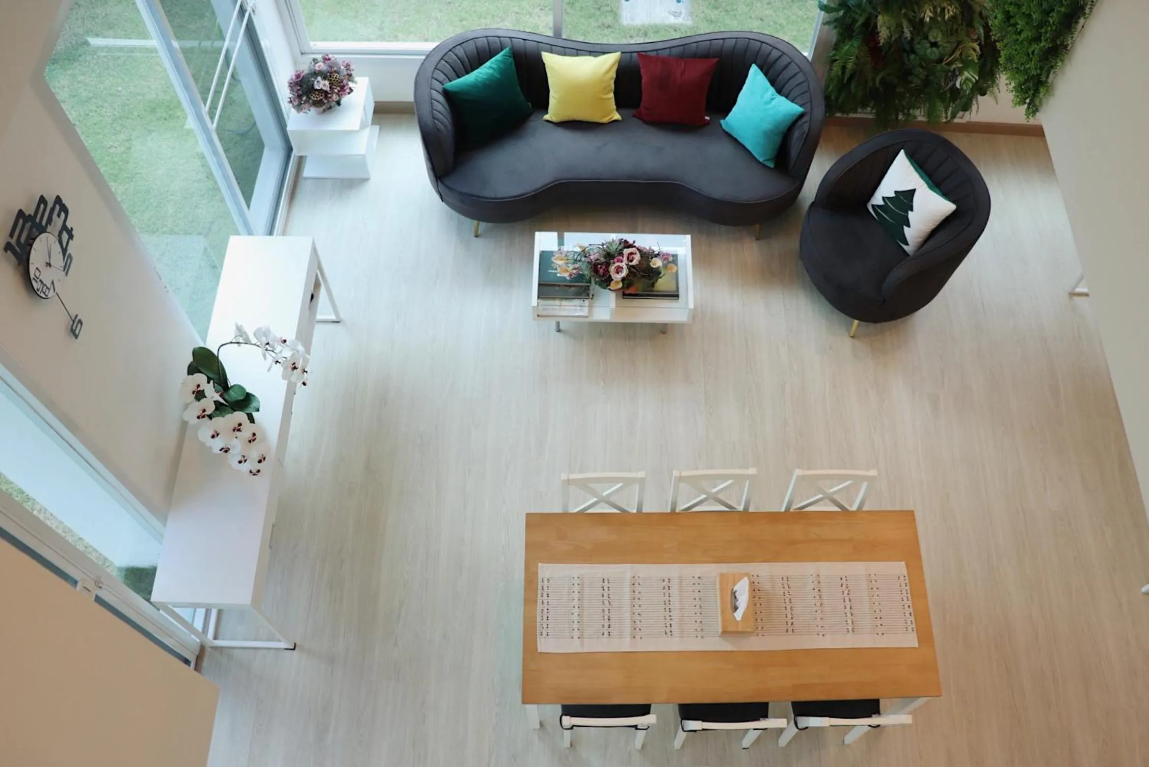 Dining area in ResT Bangkok Poshtel