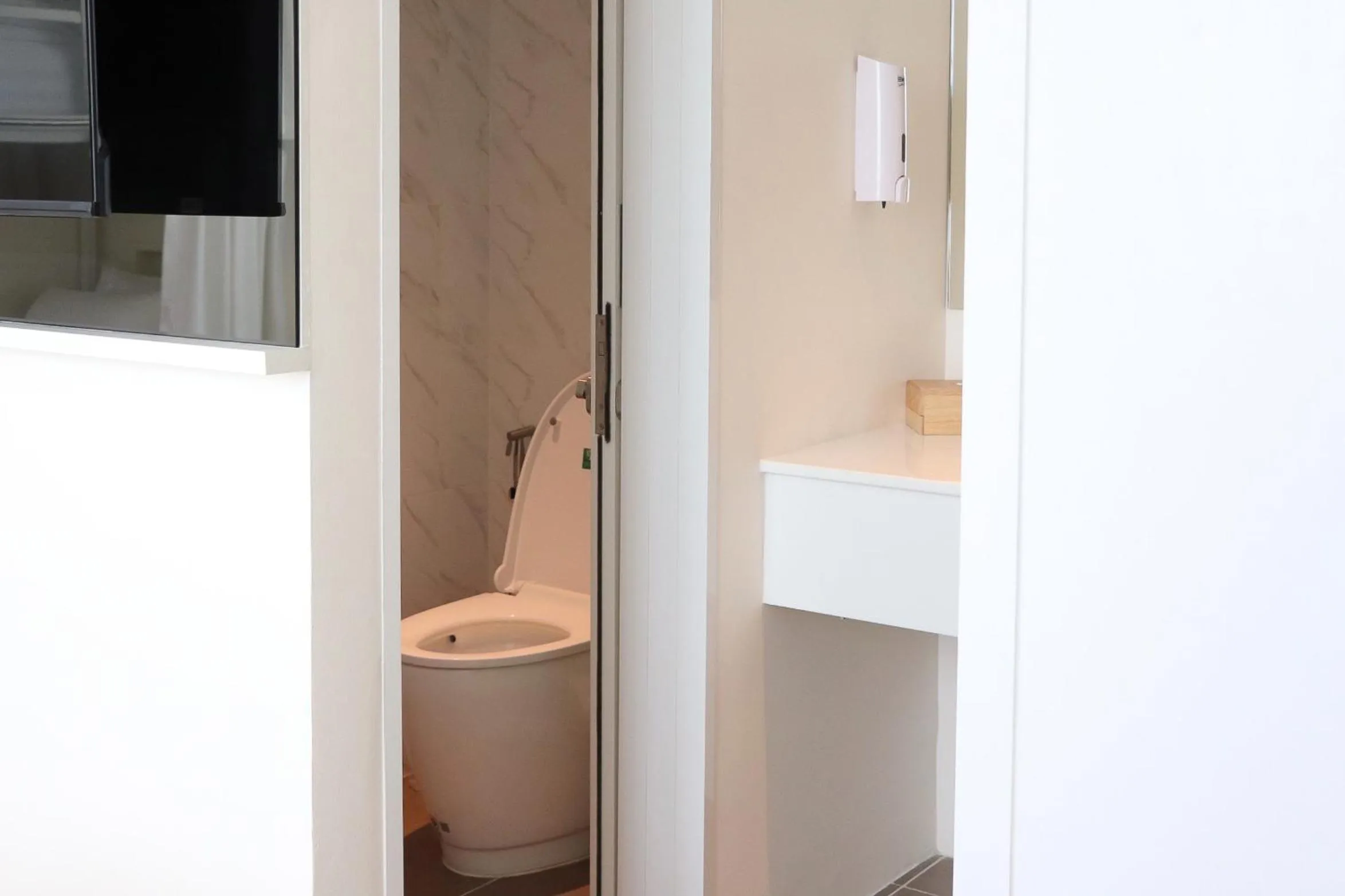 Toilet in ResT Bangkok Poshtel