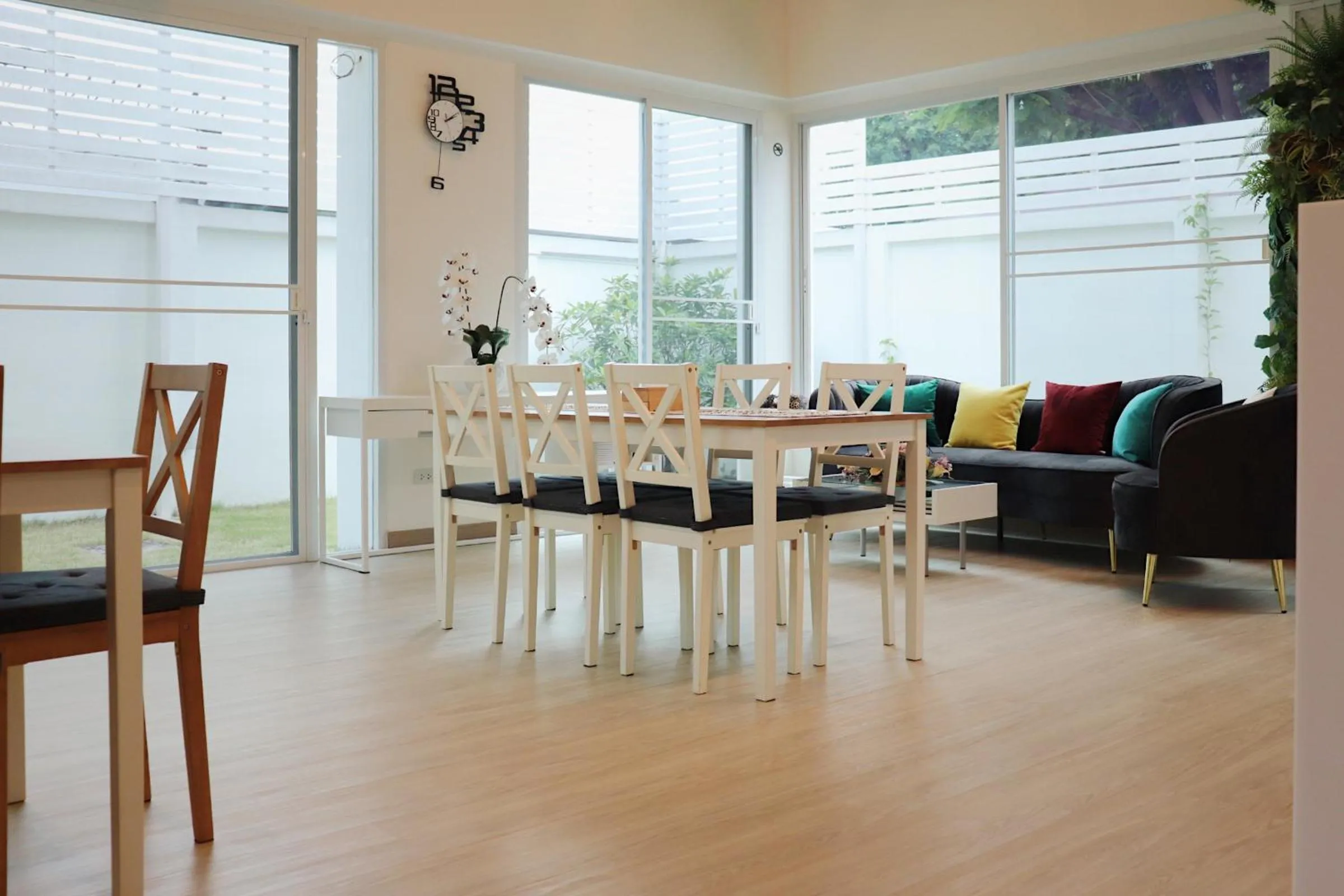 Dining area in ResT Bangkok Poshtel