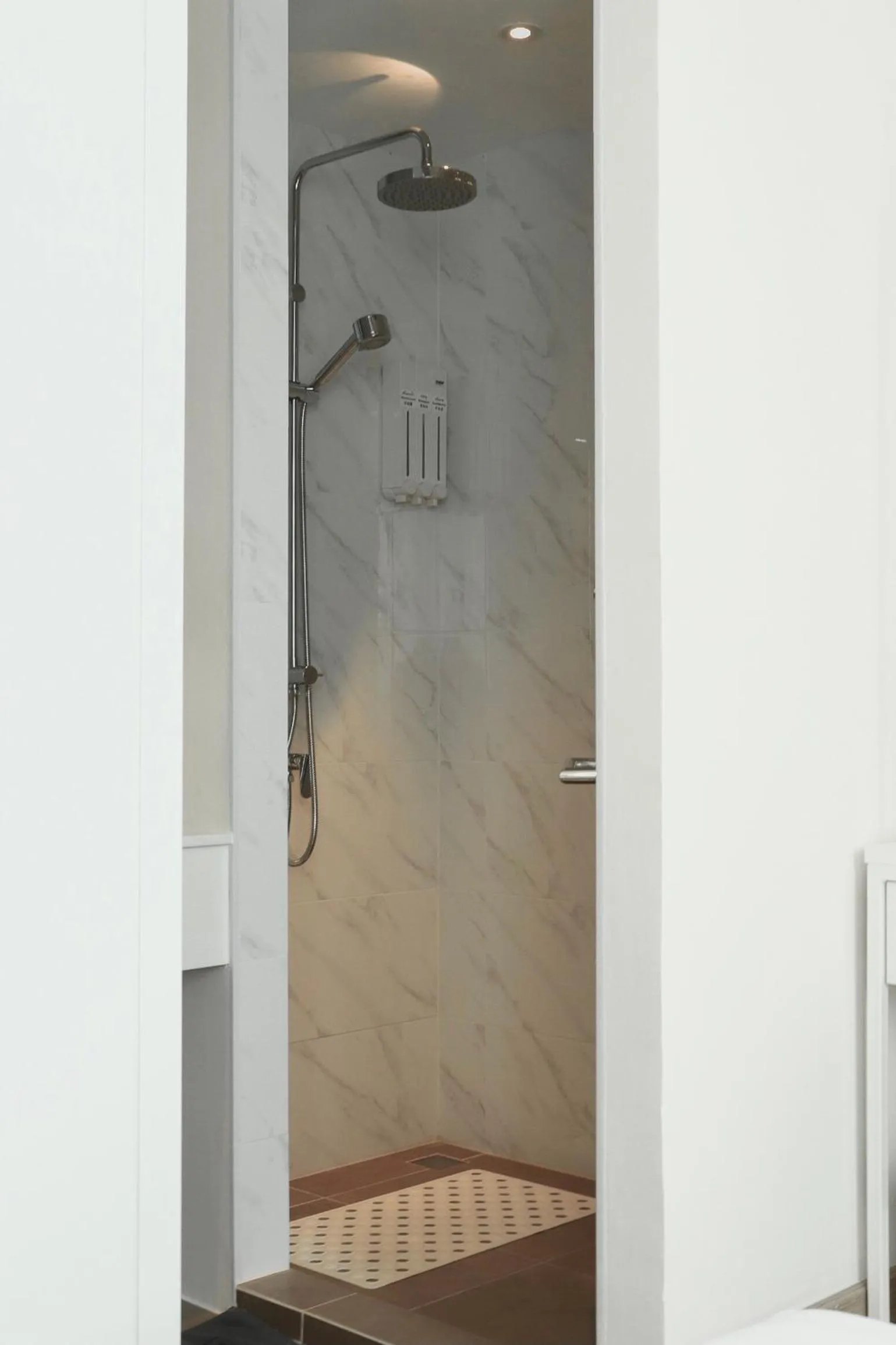 Shower in ResT Bangkok Poshtel