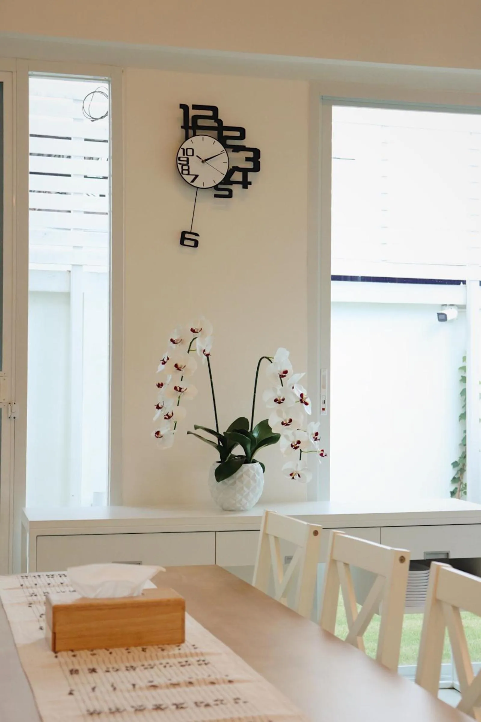 Dining area in ResT Bangkok Poshtel