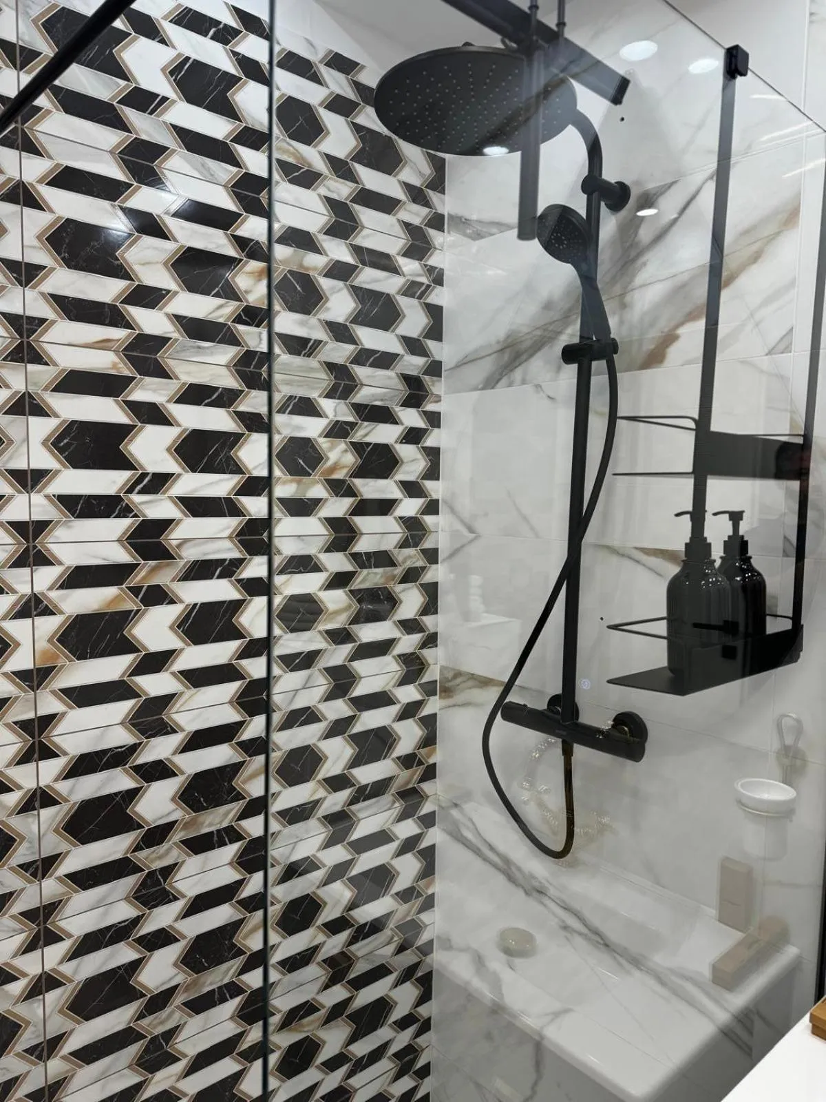 Shower in Studio Bianca in complex Sea On Mamaia Nord