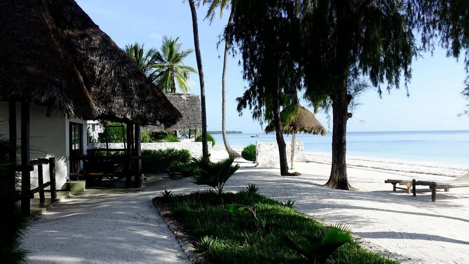 Moonshine Uroa Boutique Hotel