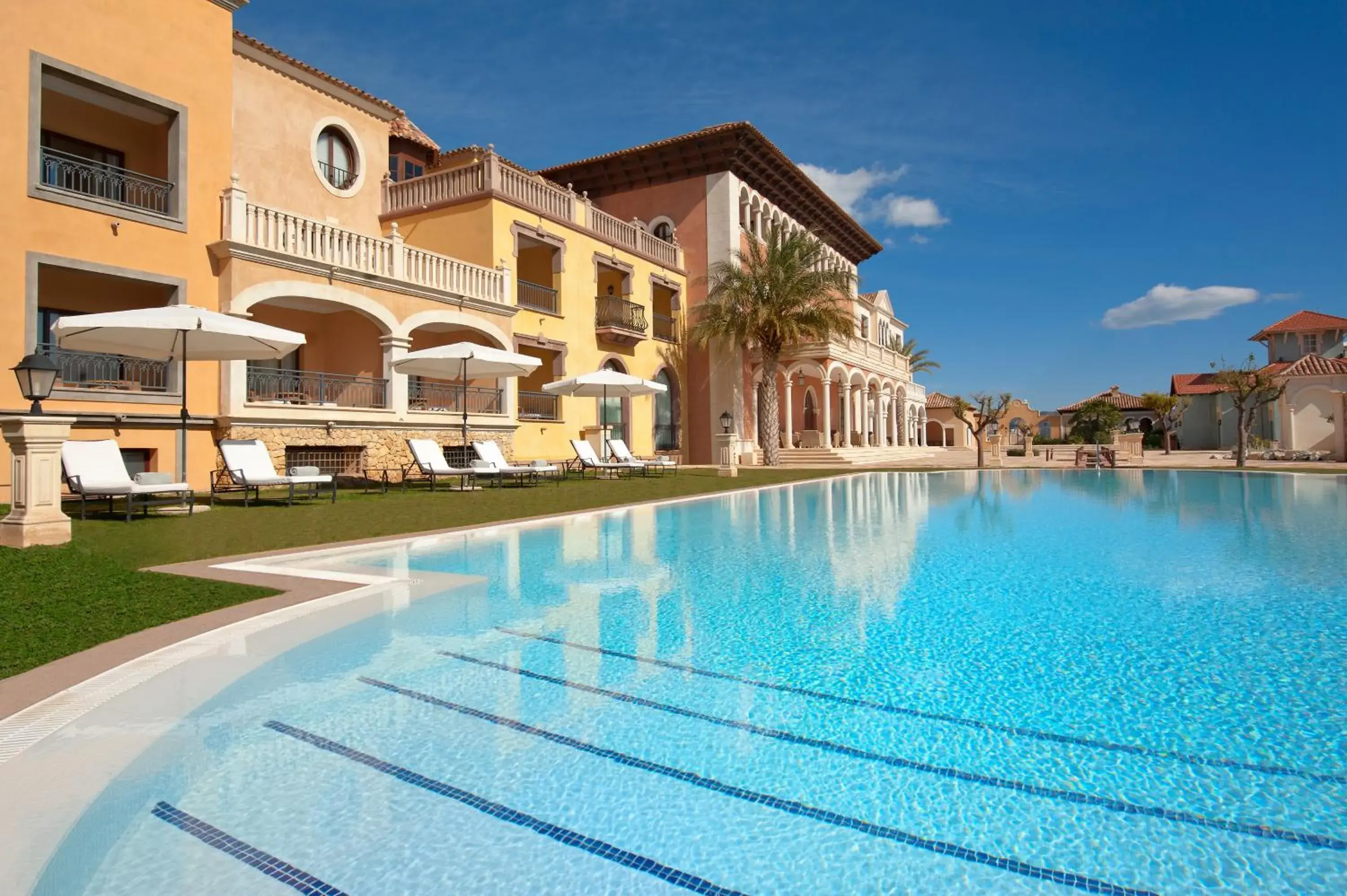 Swimming pool in The Level at Meliá Villaitana Swimming pool in The Level at Meliá Villaitana