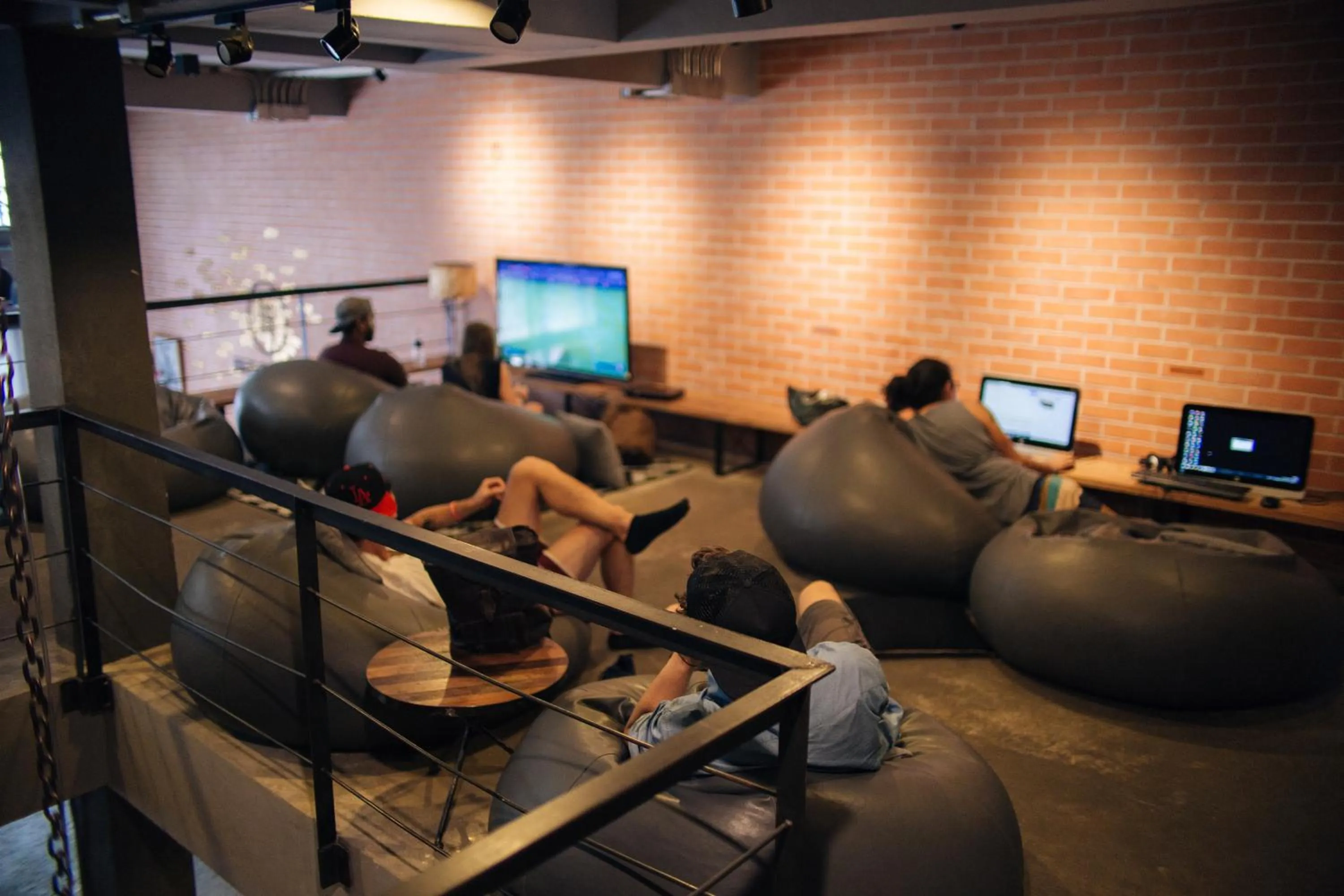 TV and multimedia in BED STATION Hostel Ratchthewi