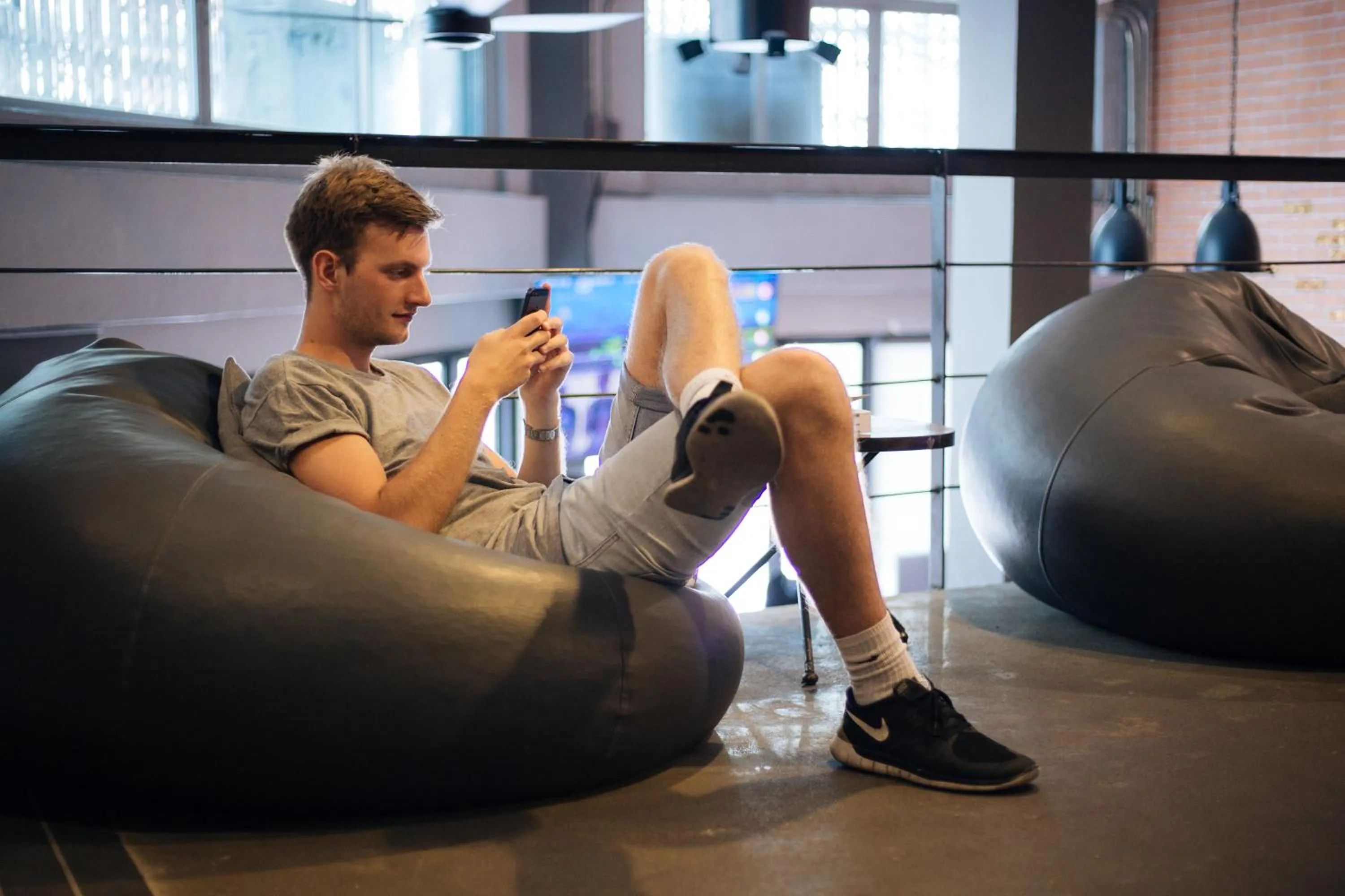 Communal lounge/ TV room in BED STATION Hostel Ratchthewi