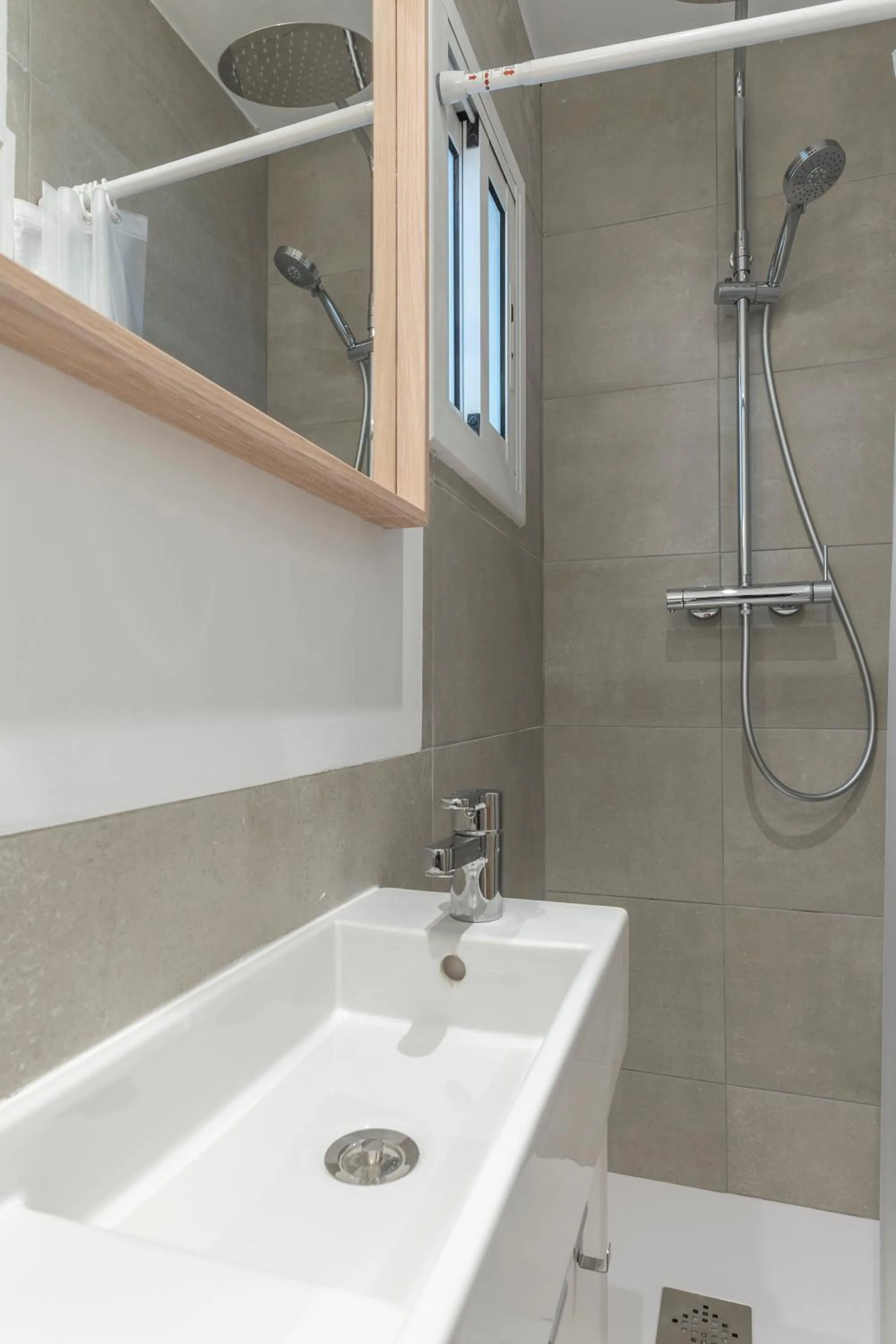 Bathroom in Happy Apartments