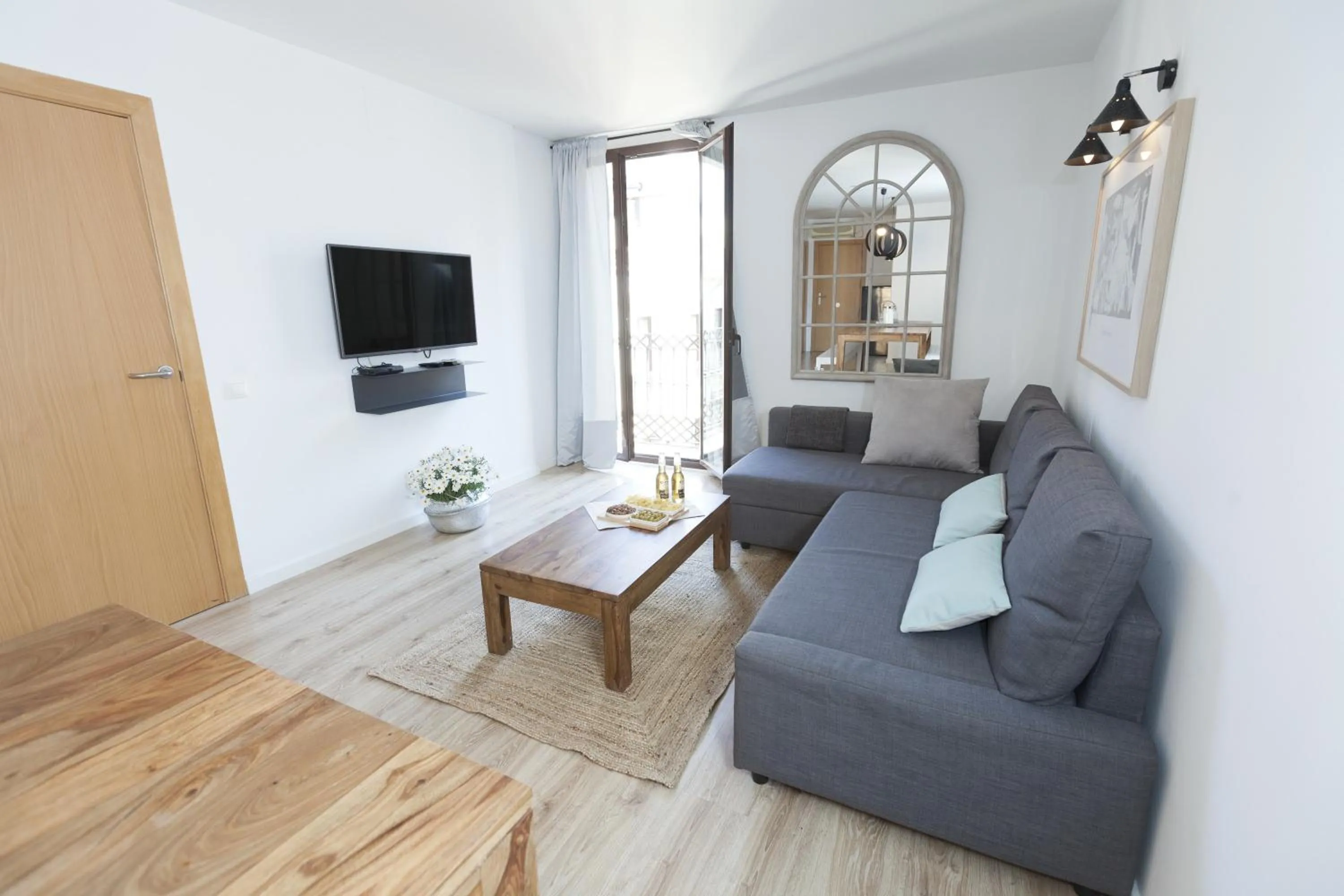 TV and multimedia in Happy Apartments