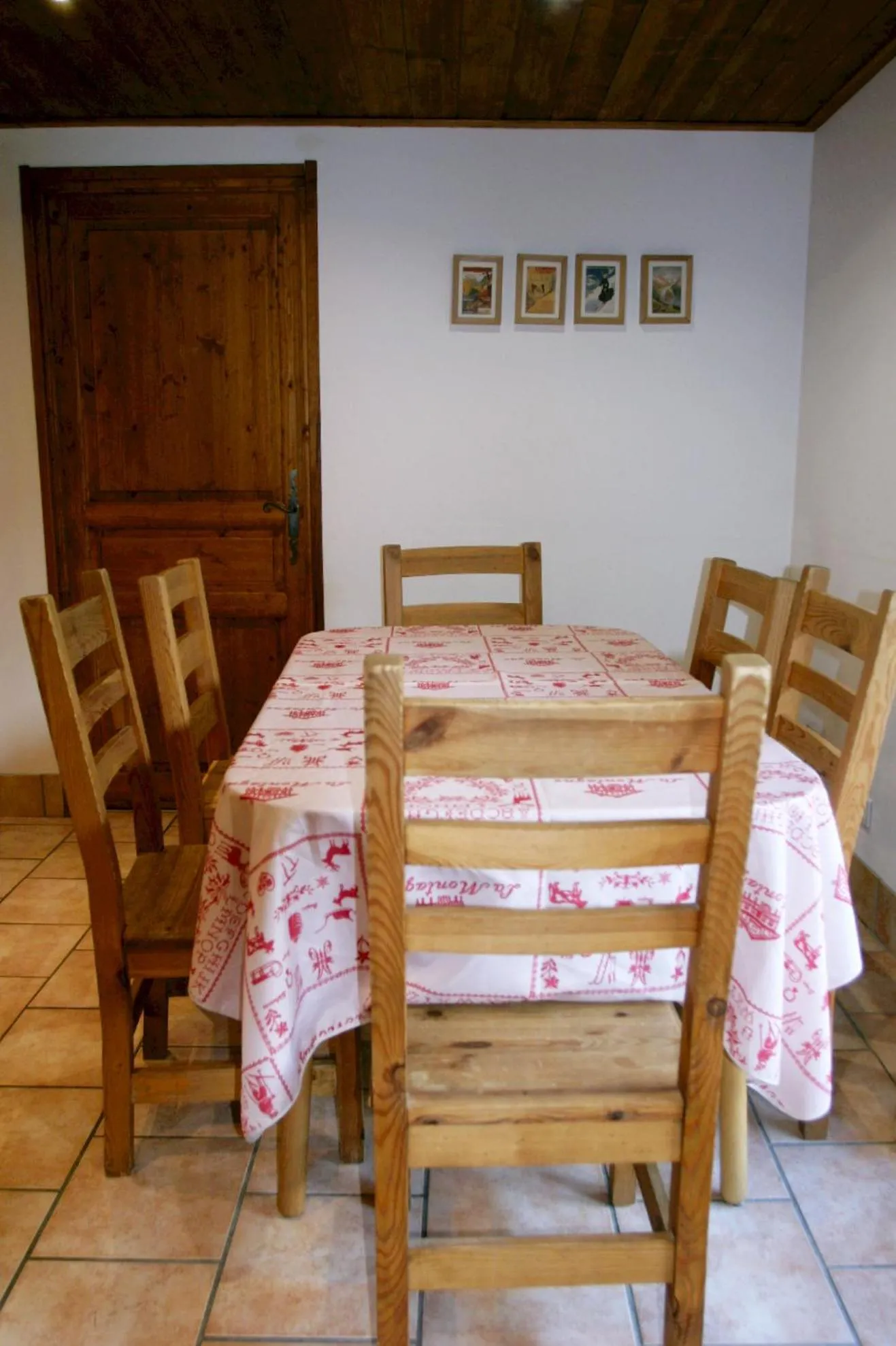 Dining area, Bed in Ideal For all type of families "Chalet Japonyard"