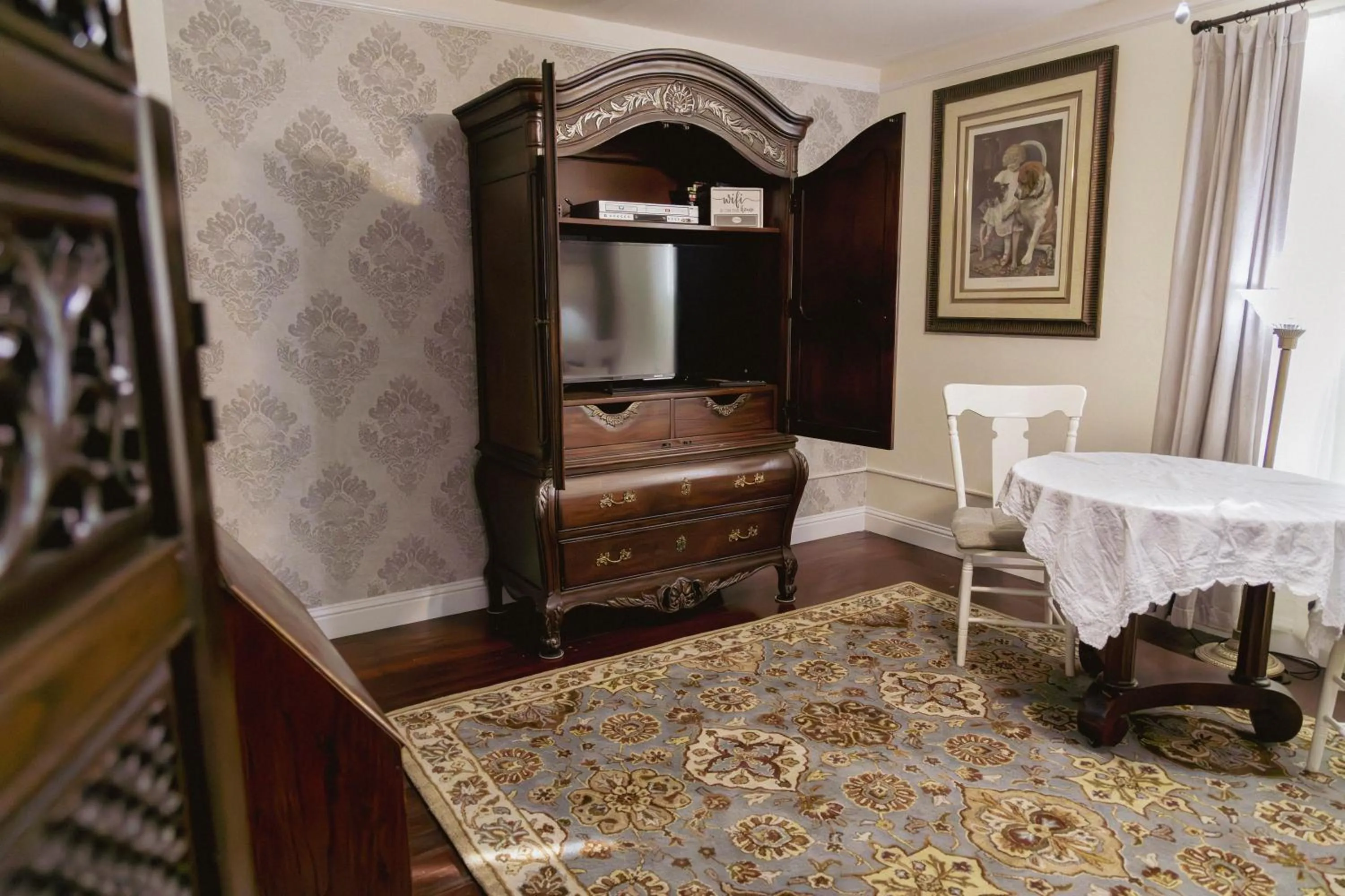 Seating area, Bed in Weaverville Hotel