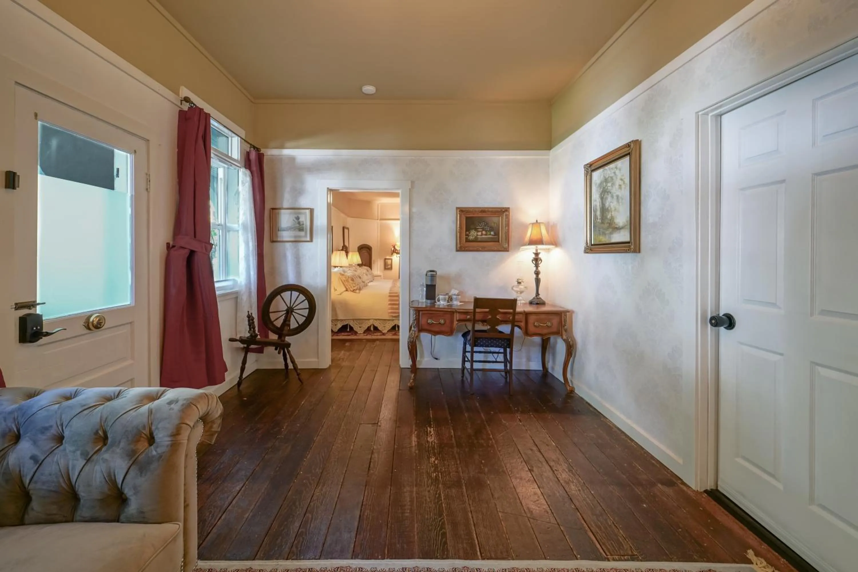 Living room in Weaverville Hotel