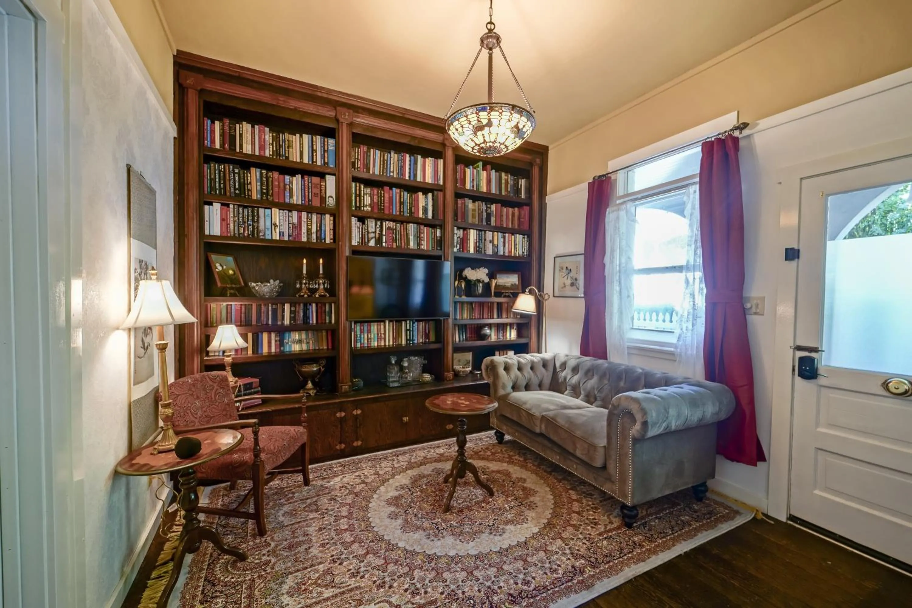 Living room in Weaverville Hotel