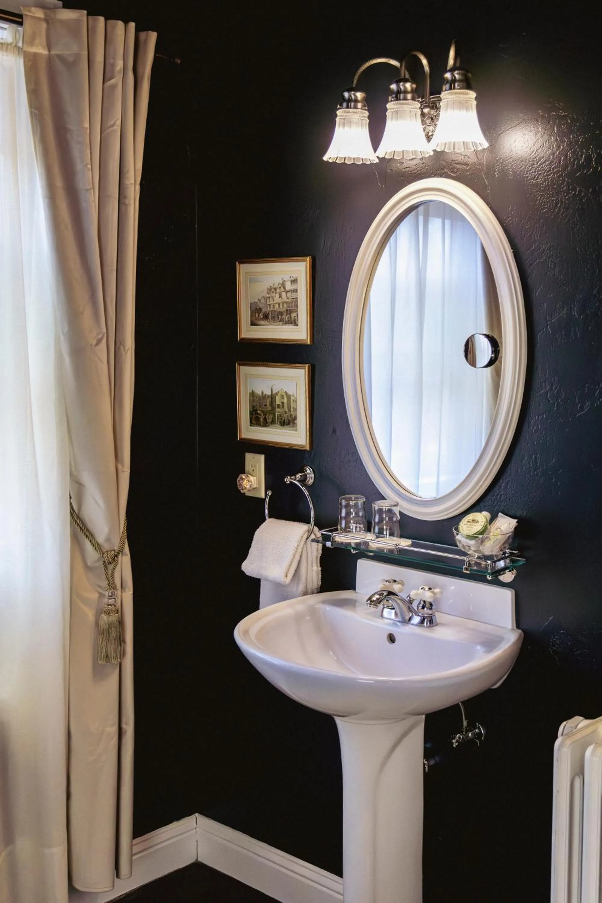 Bathroom in Weaverville Hotel