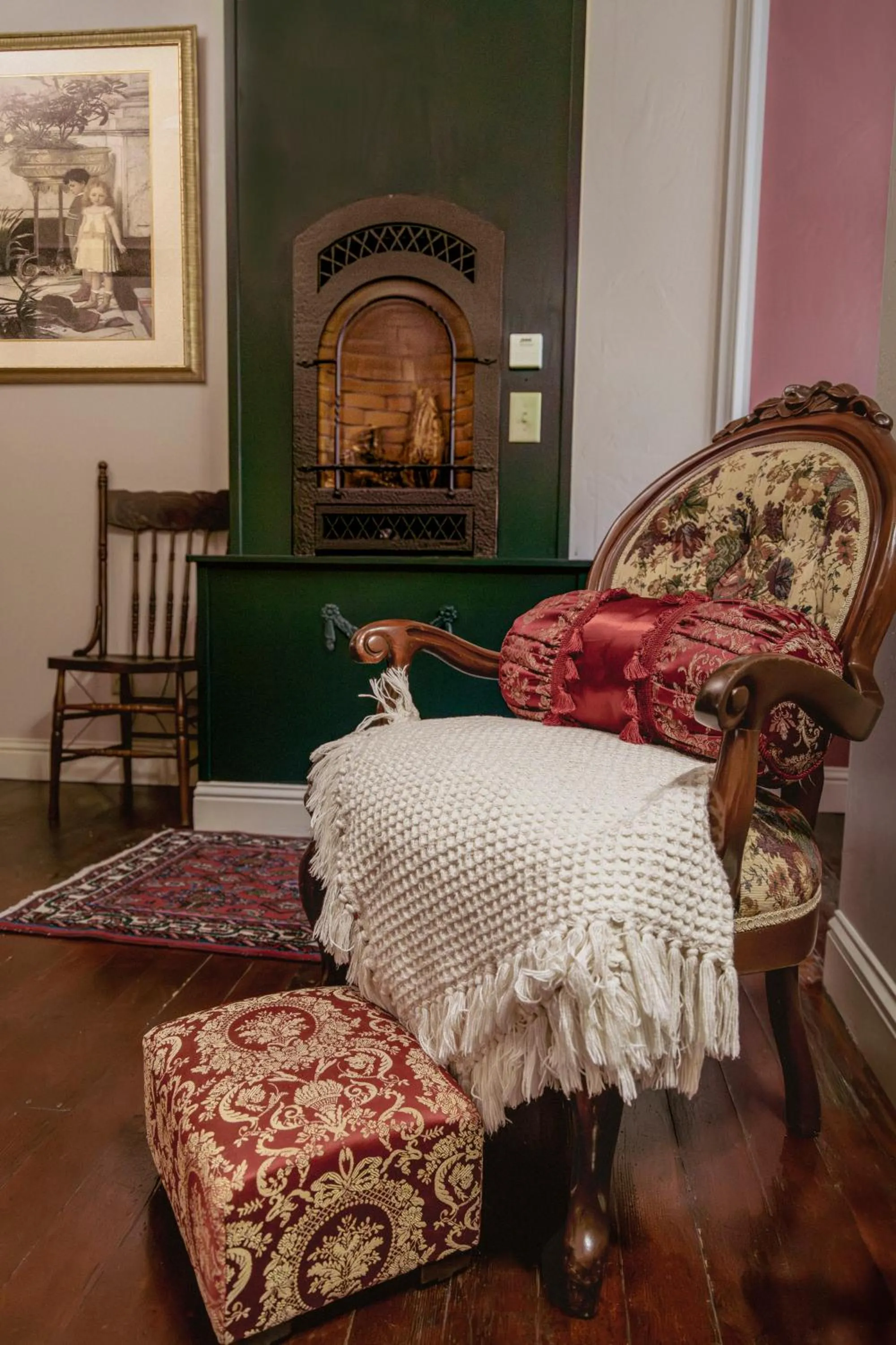 Seating area, Bed in Weaverville Hotel