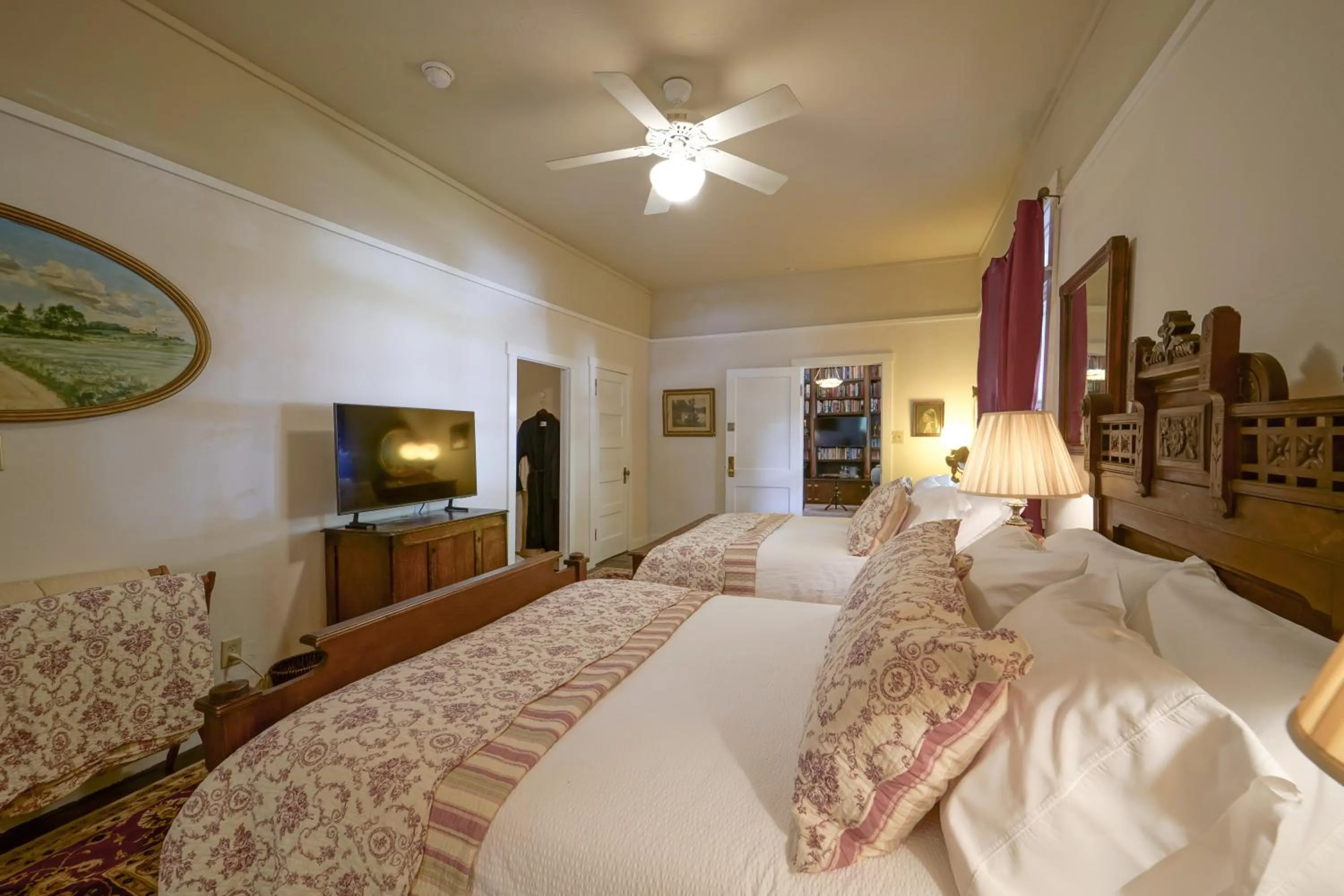 TV and multimedia, Bed in Weaverville Hotel