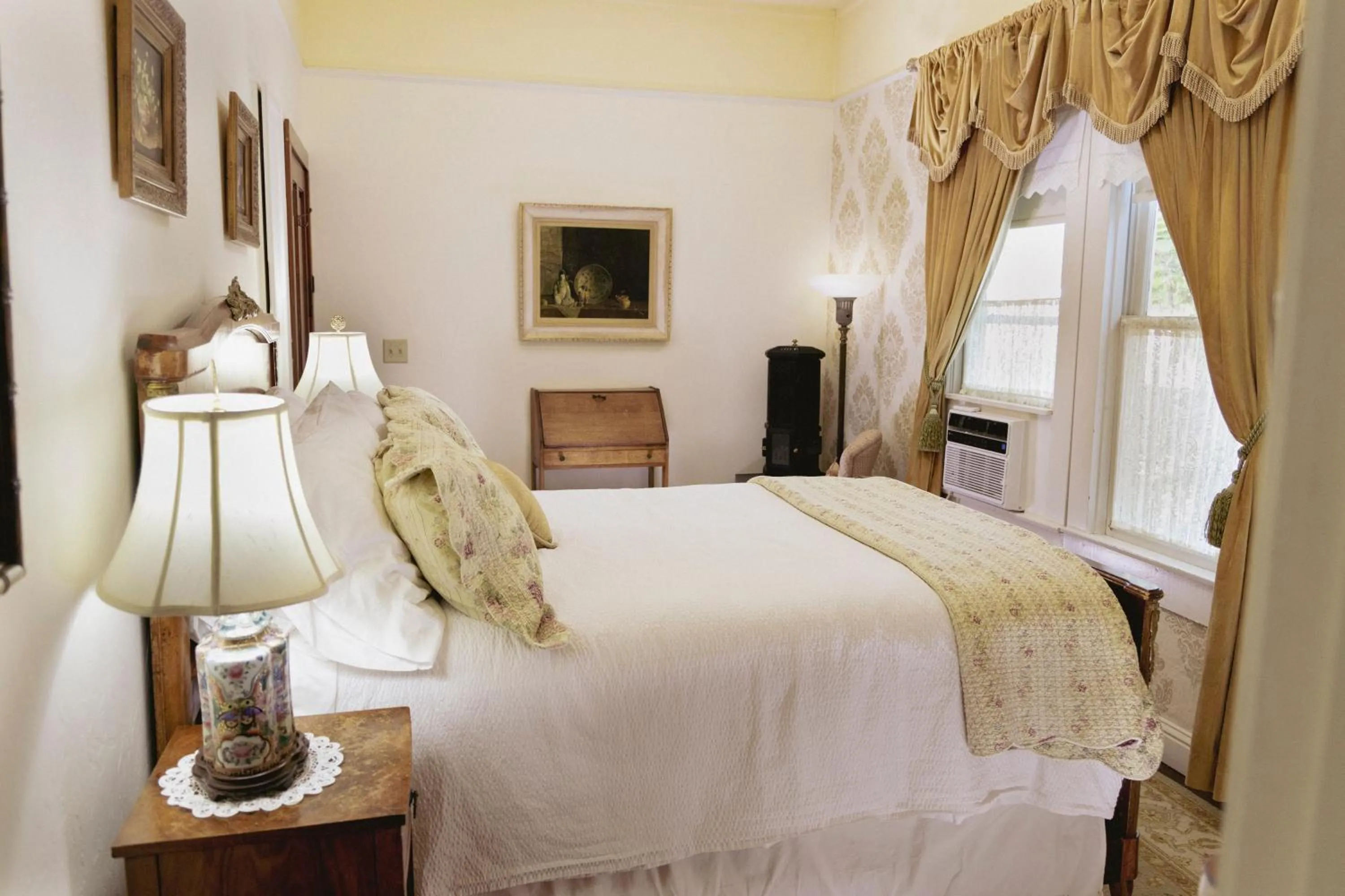 Bed in Weaverville Hotel