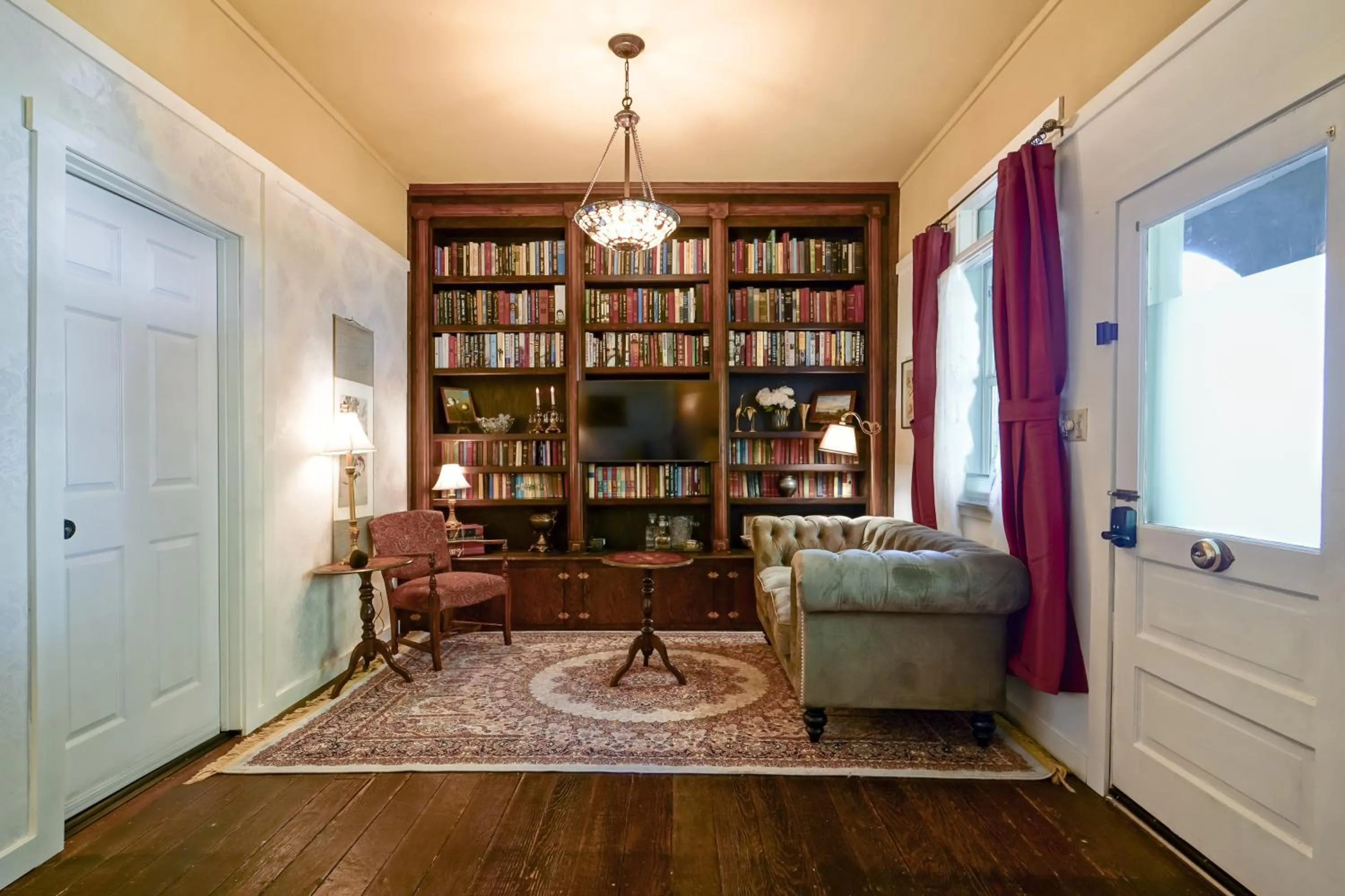 Library in Weaverville Hotel