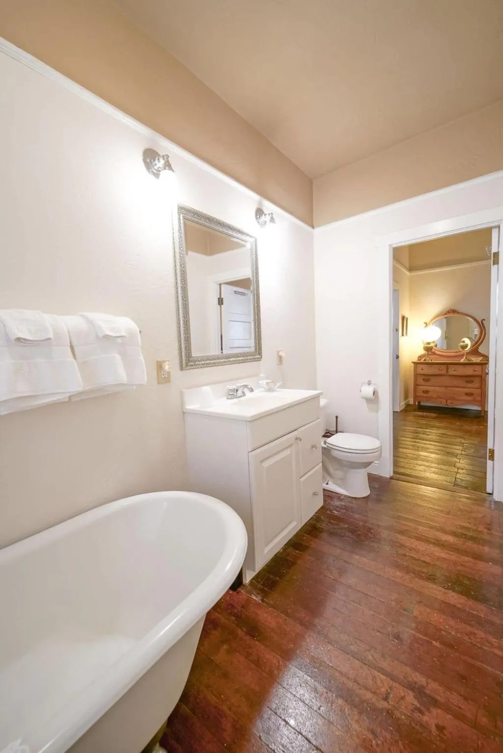 Toilet, Bed in Weaverville Hotel