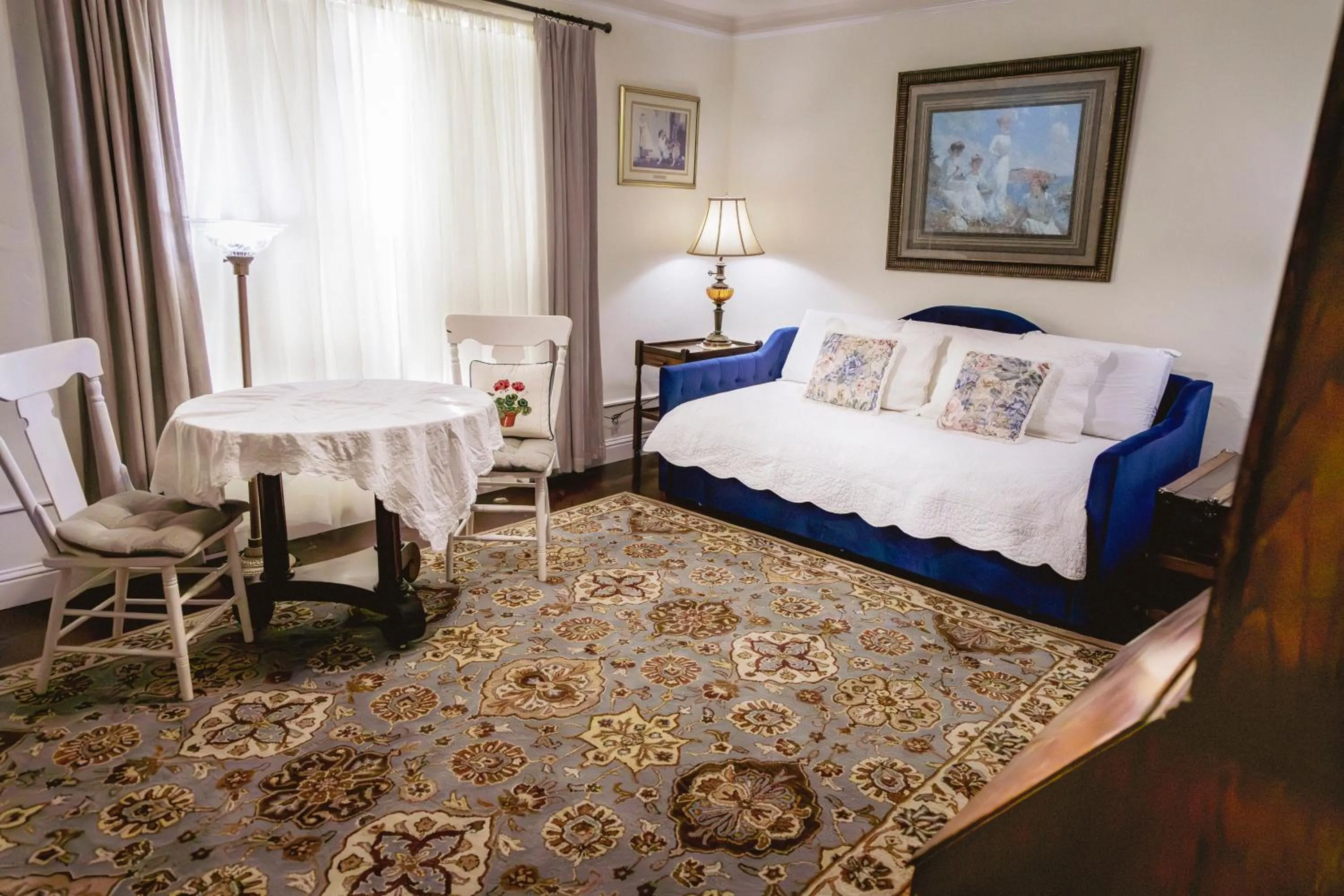 Living room, Bed in Weaverville Hotel