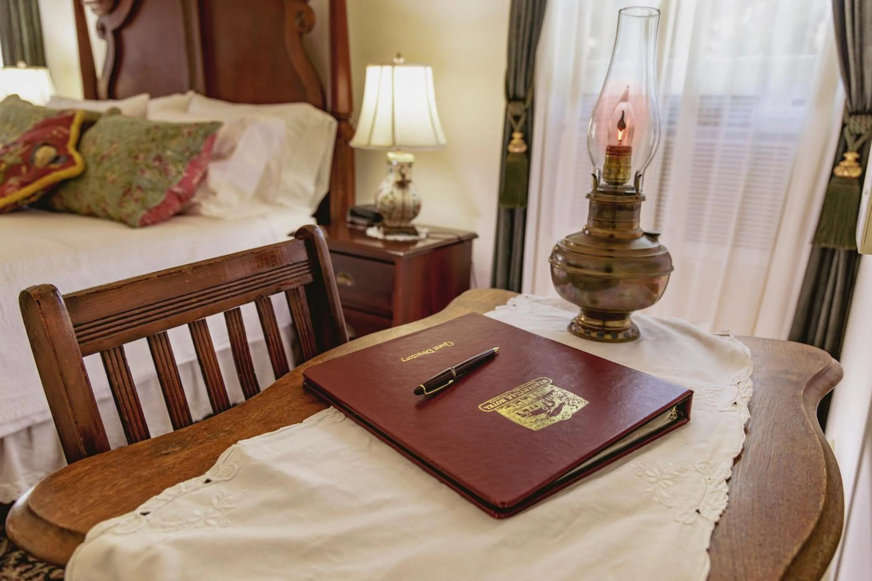 Seating area, Bed in Weaverville Hotel