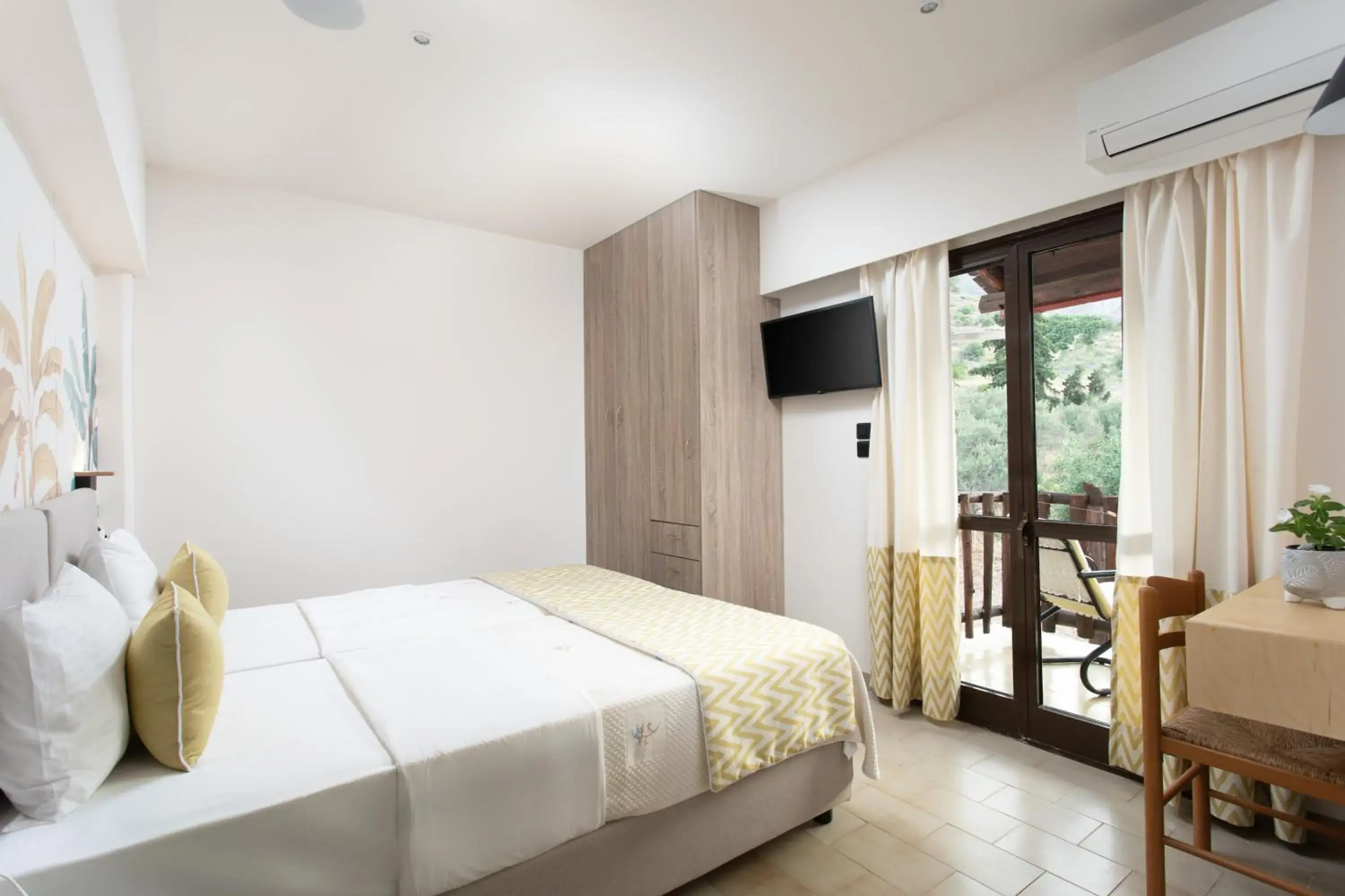 Double or Twin Room with Mountain View in Monemvasia Green Apartments Double or Twin Room with Mountain View in Monemvasia Green Apartments