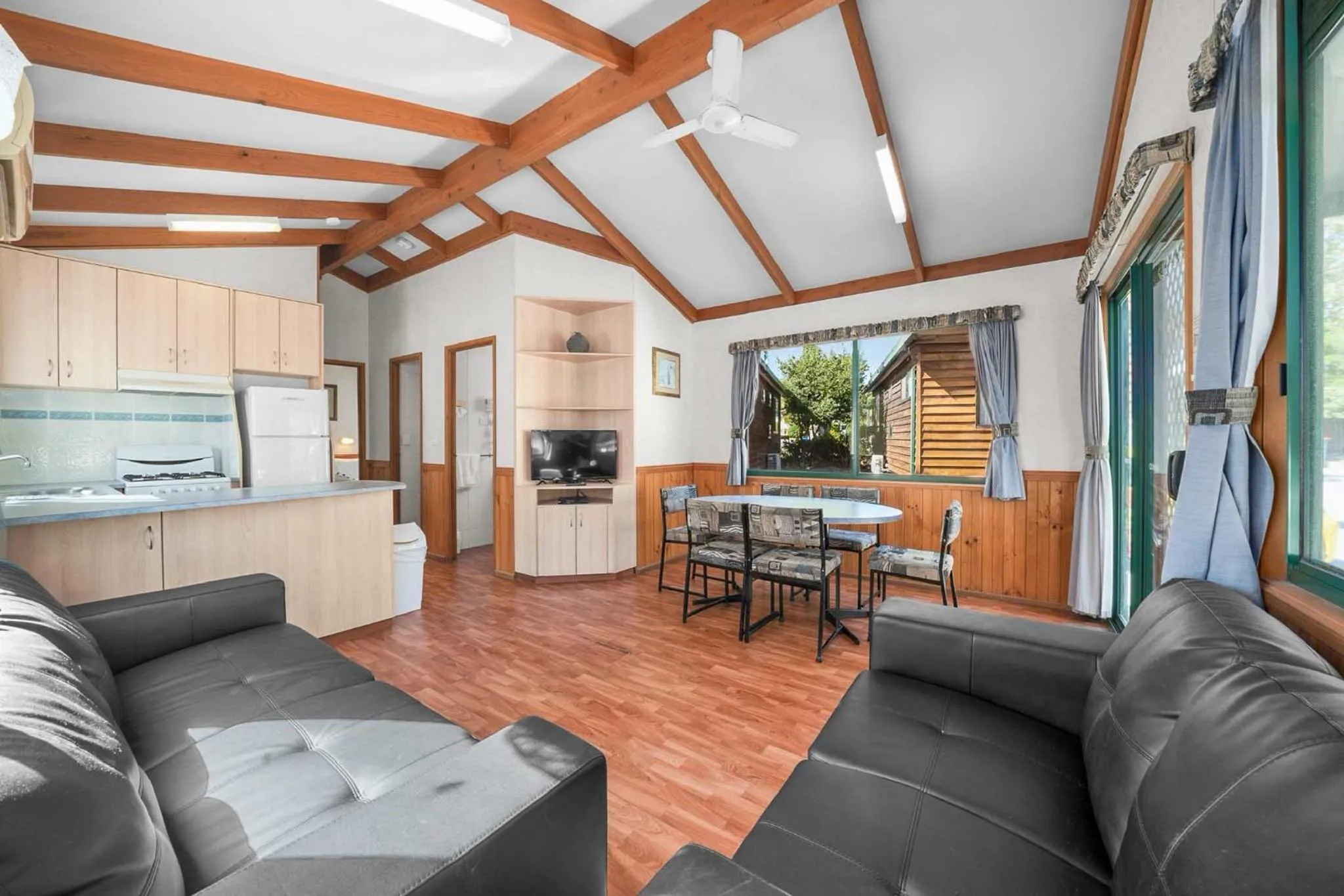 Photo of the whole room in Albury Holiday Park