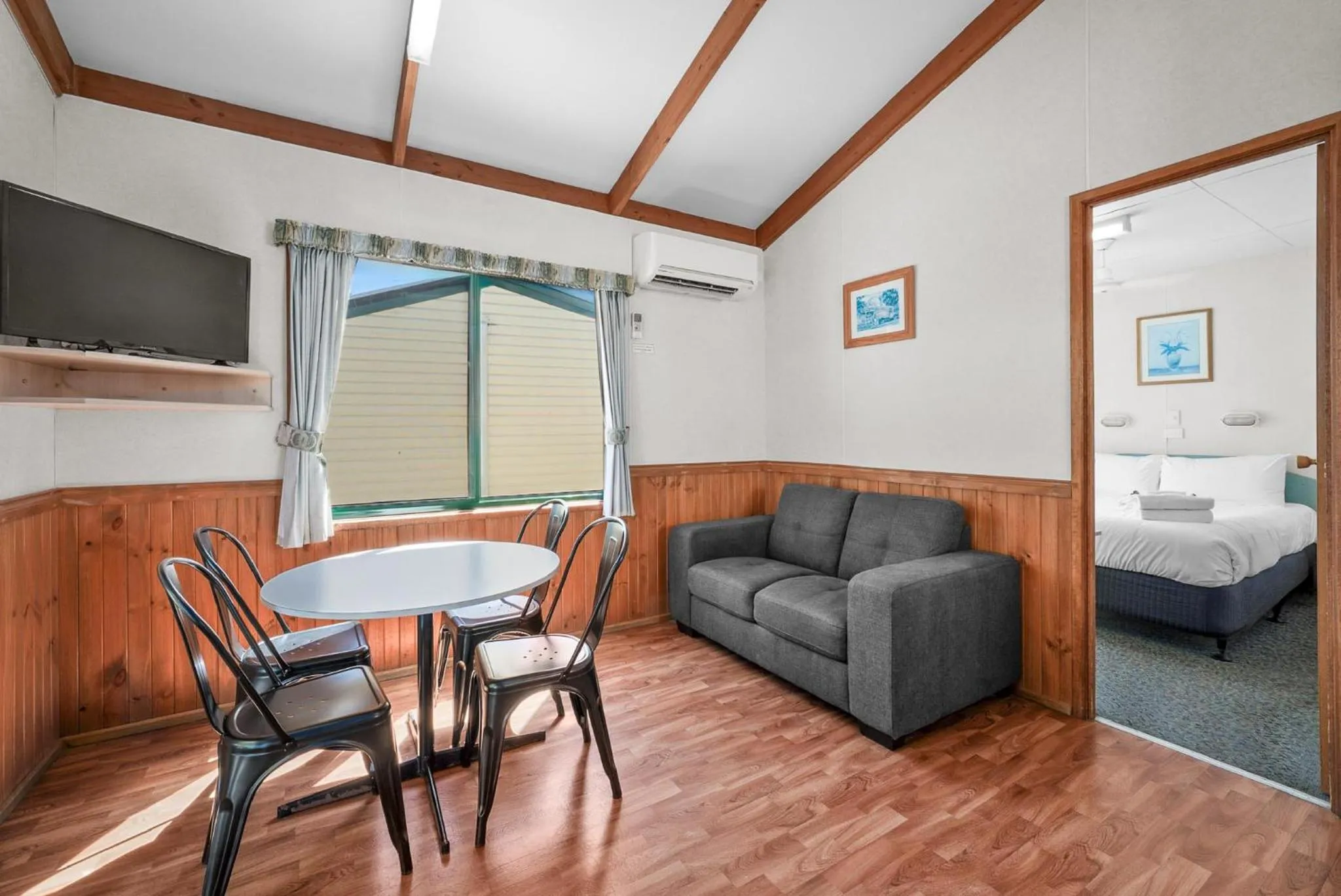 Living room, Bed in Albury Holiday Park