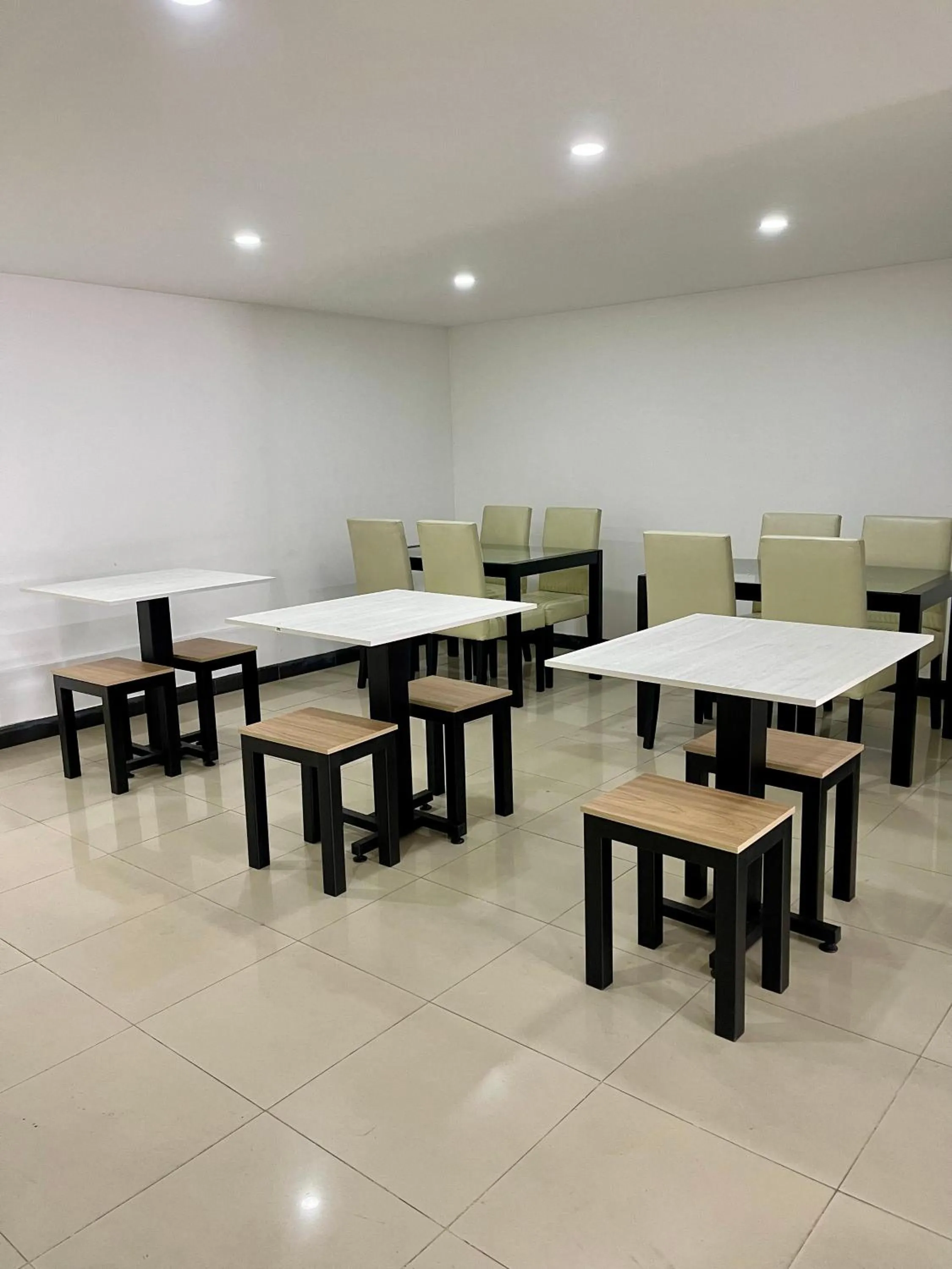 Restaurant/places to eat in Hotel Embajada 44