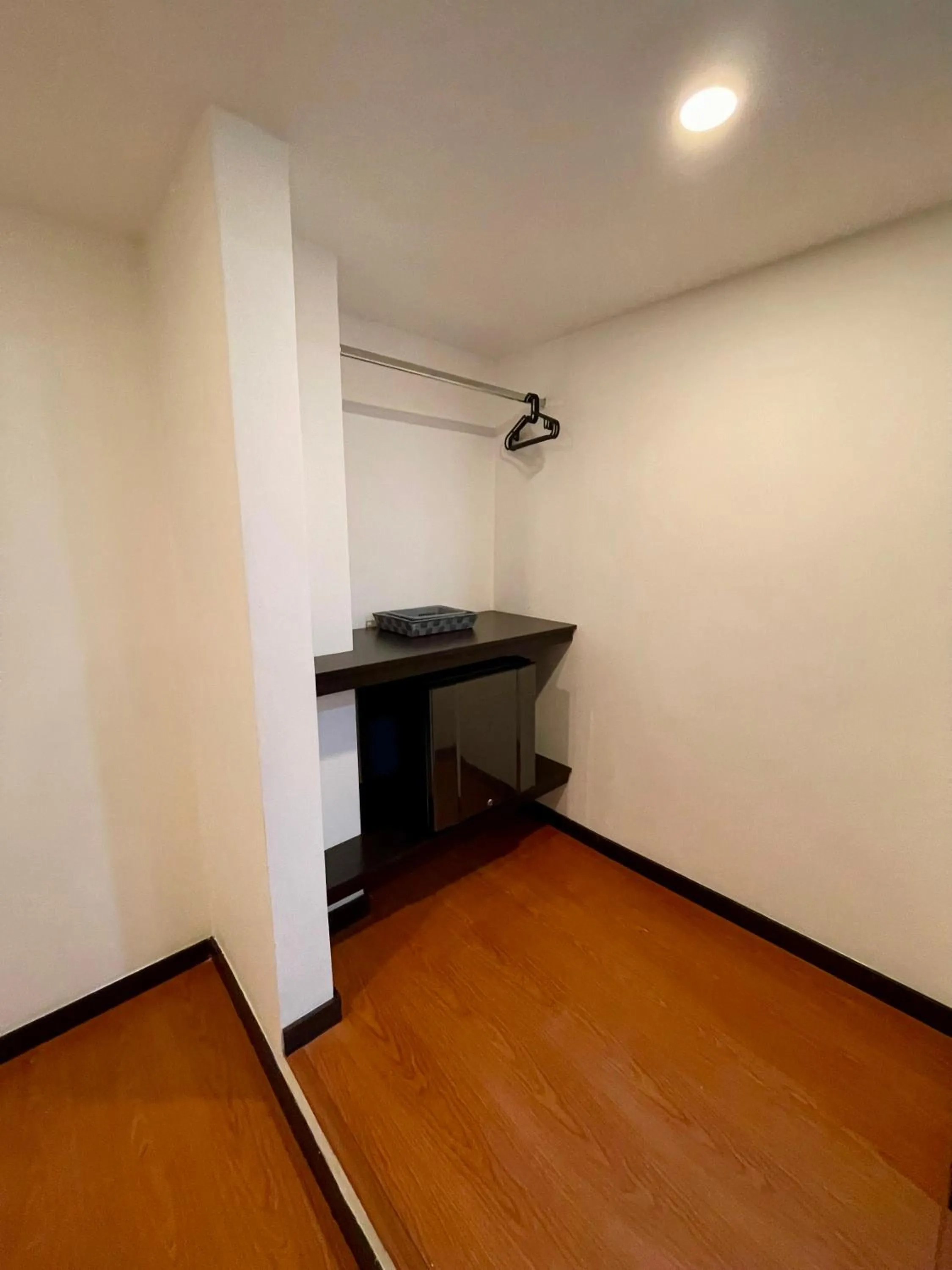 wardrobe in Hotel Embajada 44