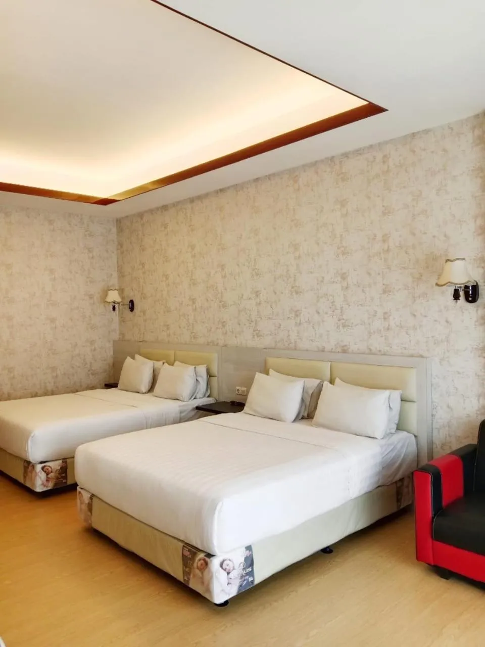 Photo of the whole room, Bed in Grand Cahaya Hotel Pangandaran