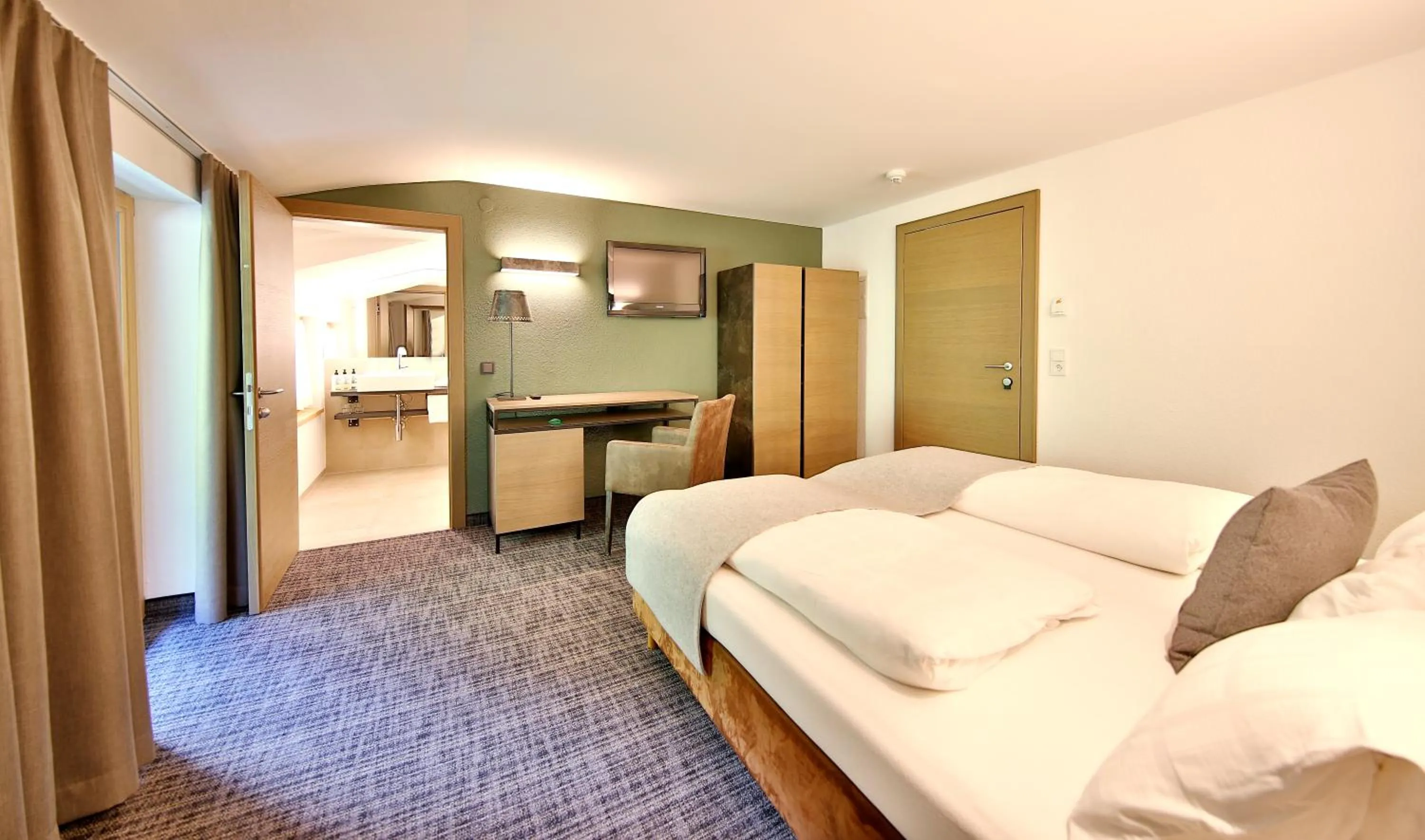 Bedroom, Bed in Panoramahotel Fliesserhof