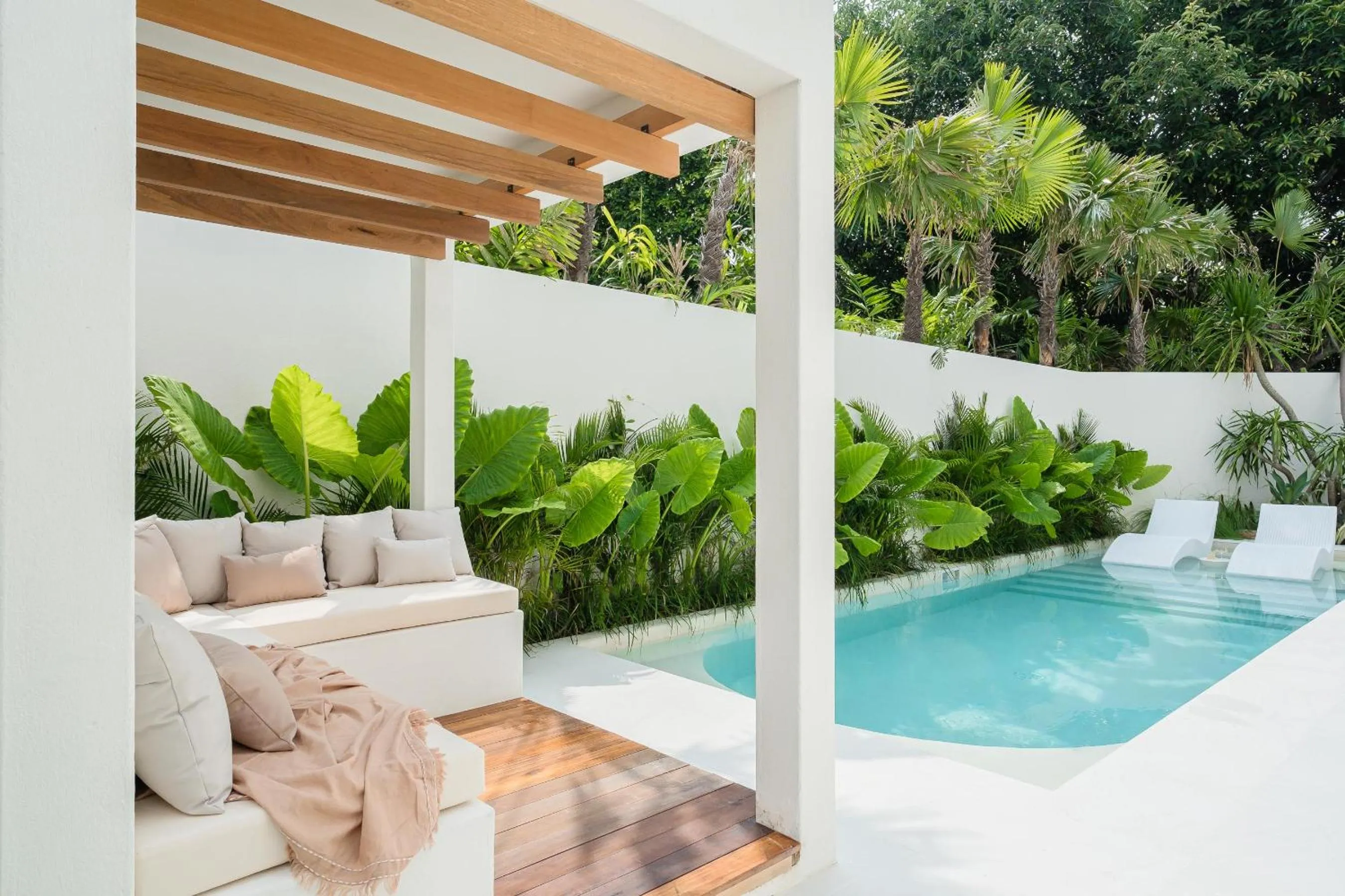 Swimming pool in Mazari Villas