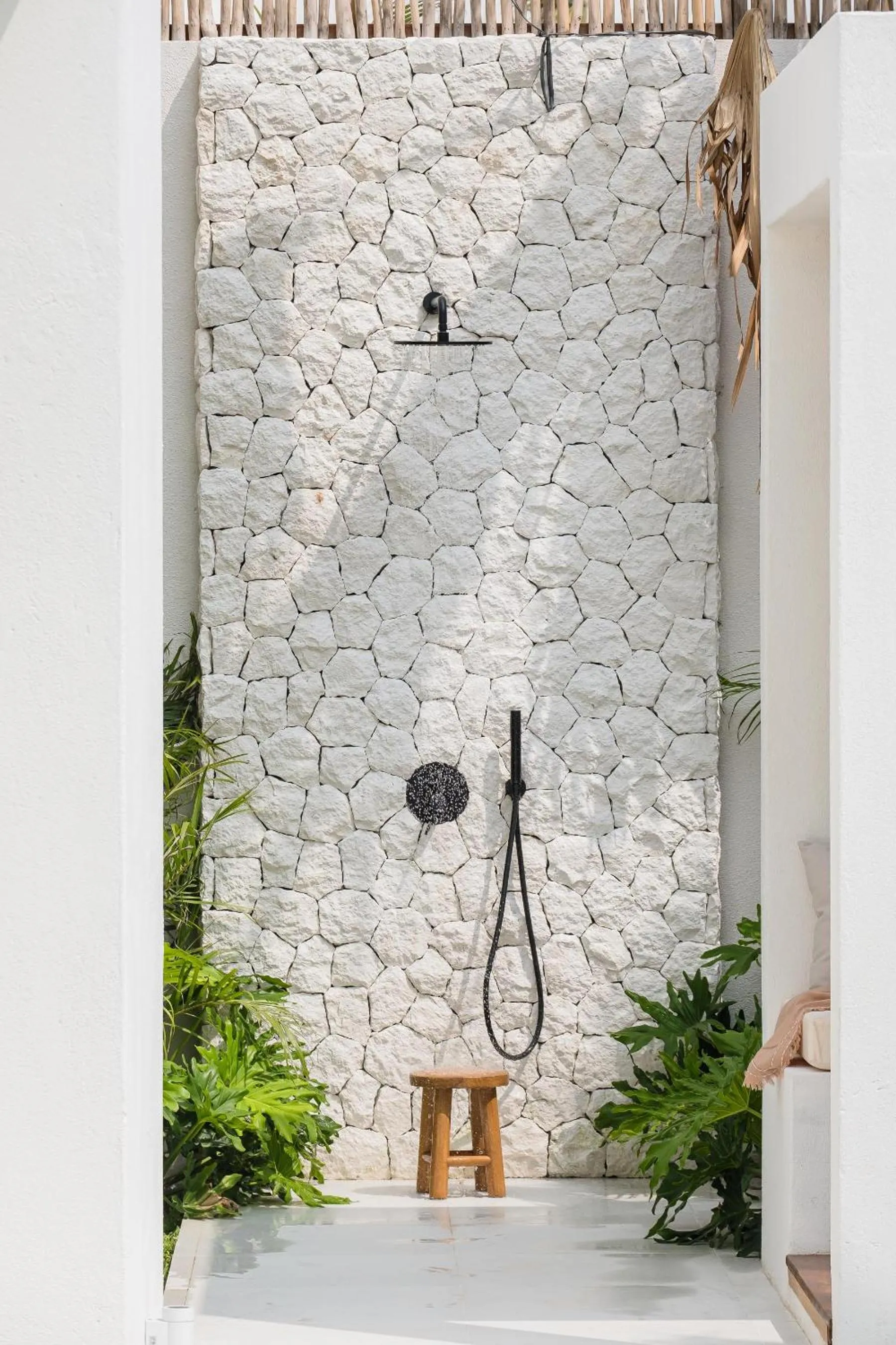 Swimming pool in Mazari Villas