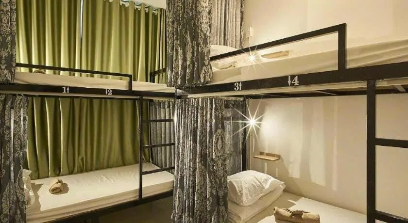 bunk bed, Bed in Alleyway home